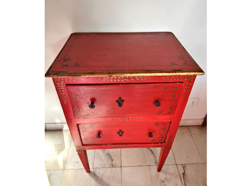 Coppia di comodini in legno laccato rosso, fine XVIII secolo