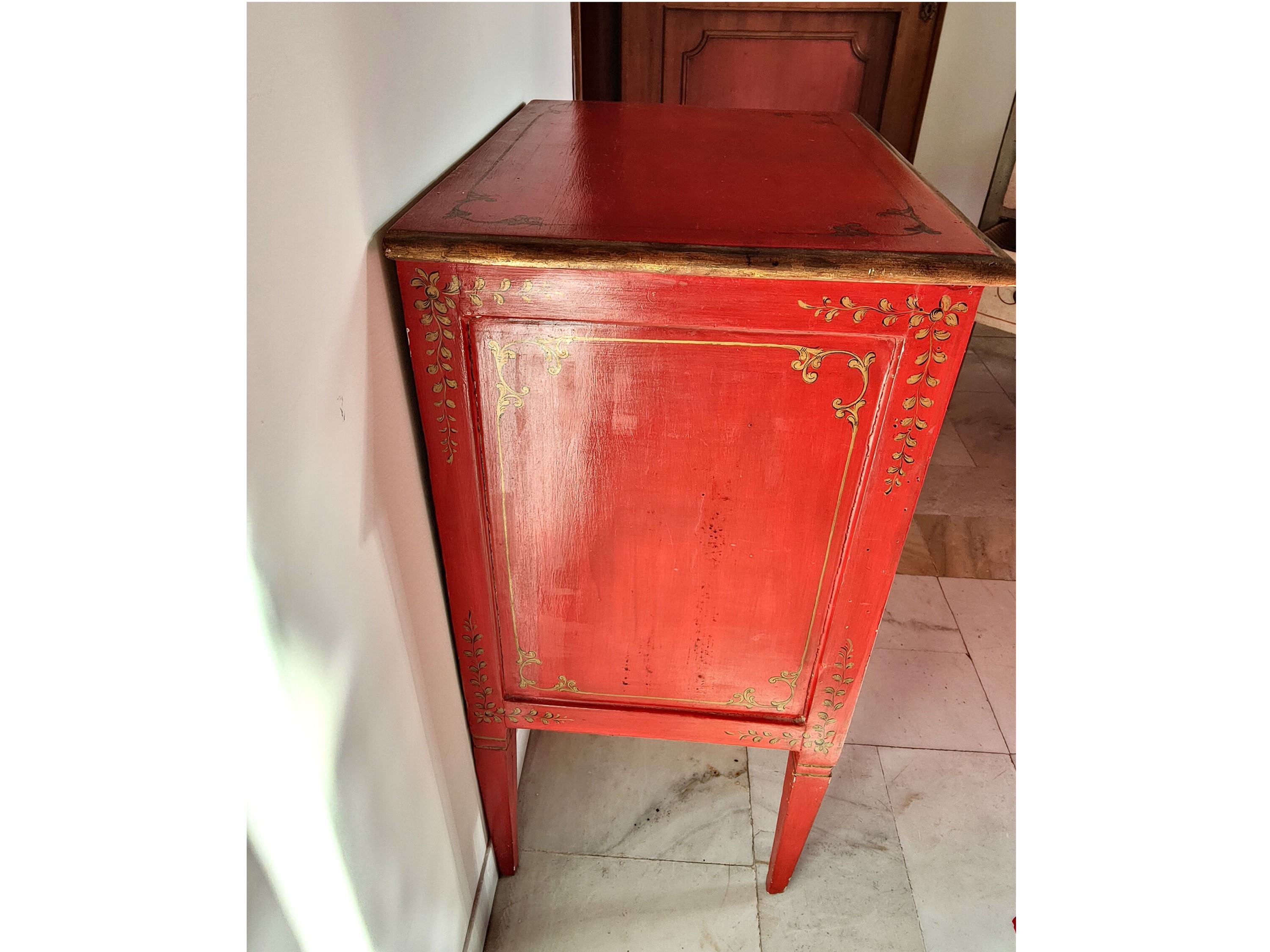 Coppia di comodini in legno laccato rosso, fine XVIII secolo