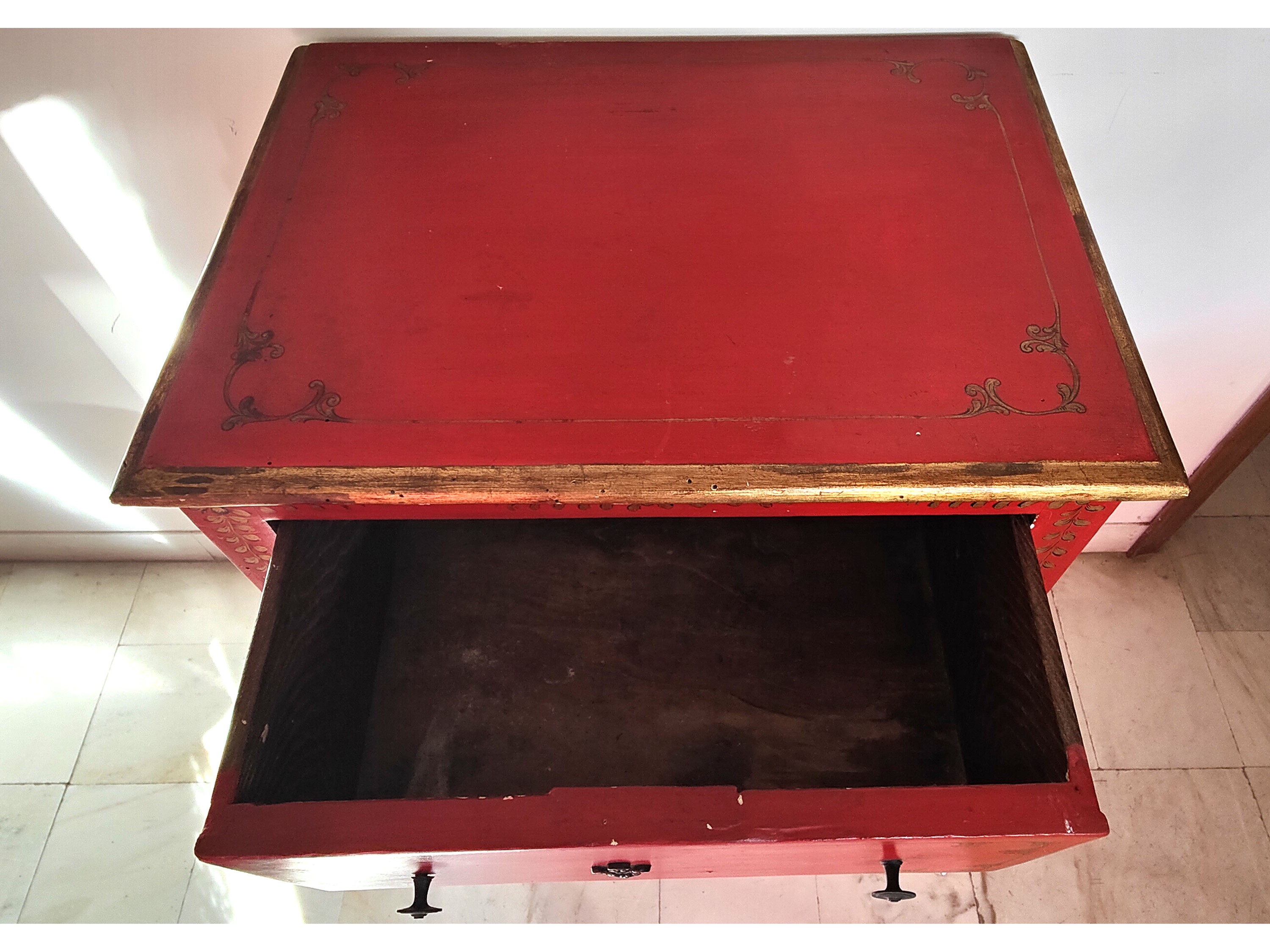 Coppia di comodini in legno laccato rosso, fine XVIII secolo