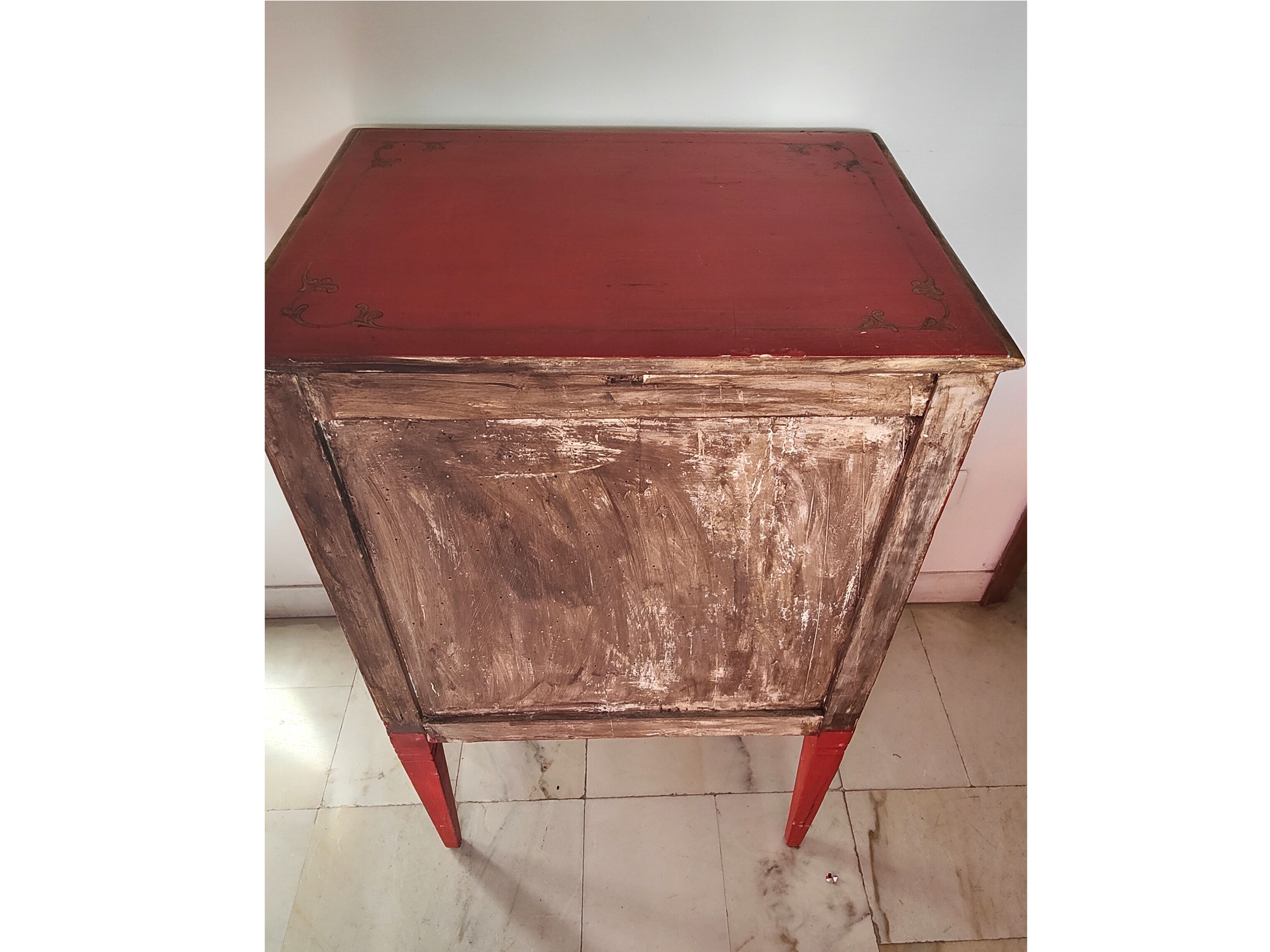 Coppia di comodini in legno laccato rosso, fine XVIII secolo