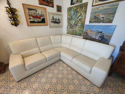Divano ad angolo moderno in pelle bianca con poltrona en suite