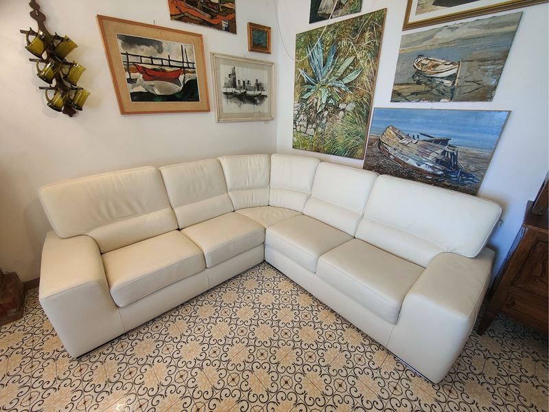 Divano ad angolo moderno in pelle bianca con poltrona en suite