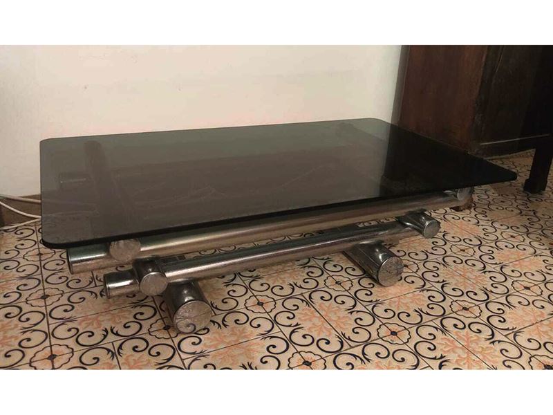 Tavolo basso da salotto, stile Paul Mayen, anni Settanta, base cromata e piano in vetro fumé