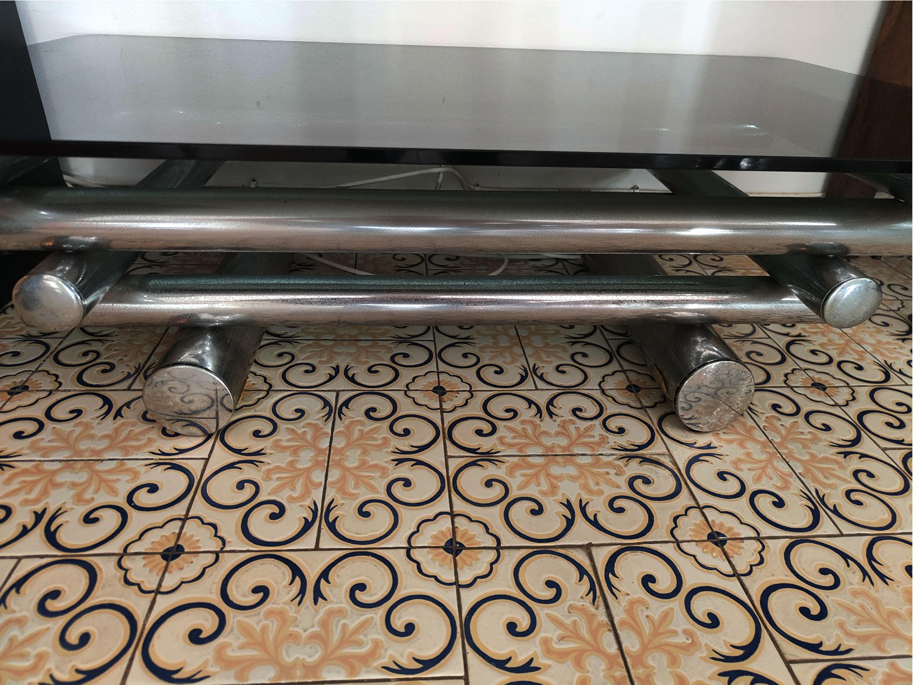 Tavolo basso da salotto, stile Paul Mayen, anni Settanta, base cromata e piano in vetro fumé
