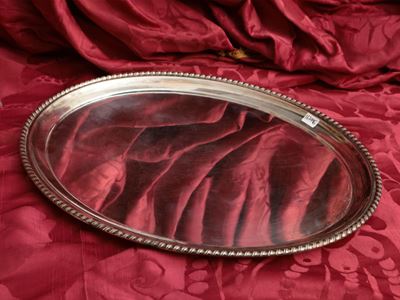 Vassoio in argento, forma ovale con bordo a cordonetto