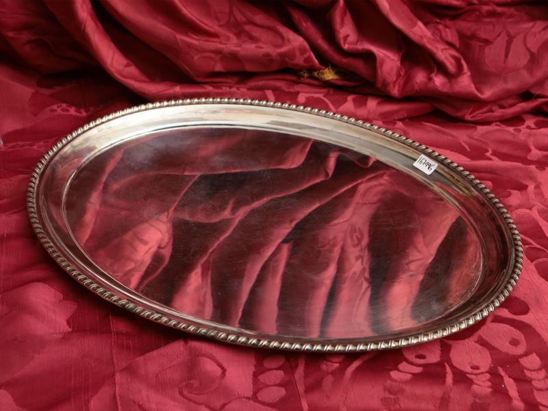 Vassoio in argento, forma ovale con bordo a cordonetto