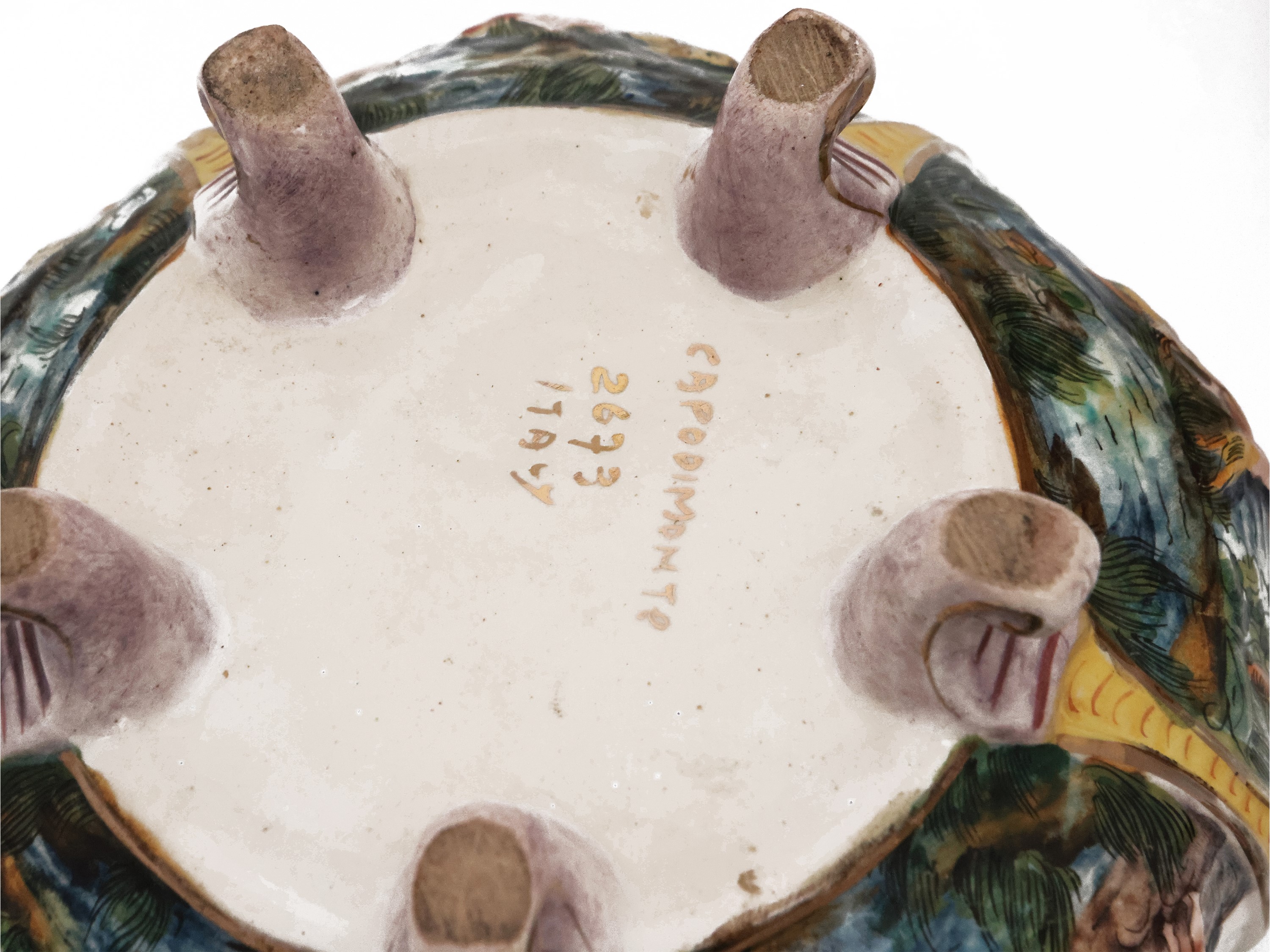 Scaldino in maiolica dipinta e scatola porta bonbon sagomata, accessori da casa