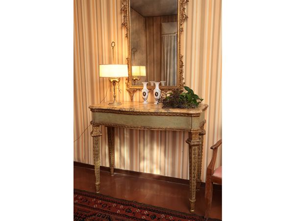 Console in legno tinto verde acqua e lumeggiato in oro