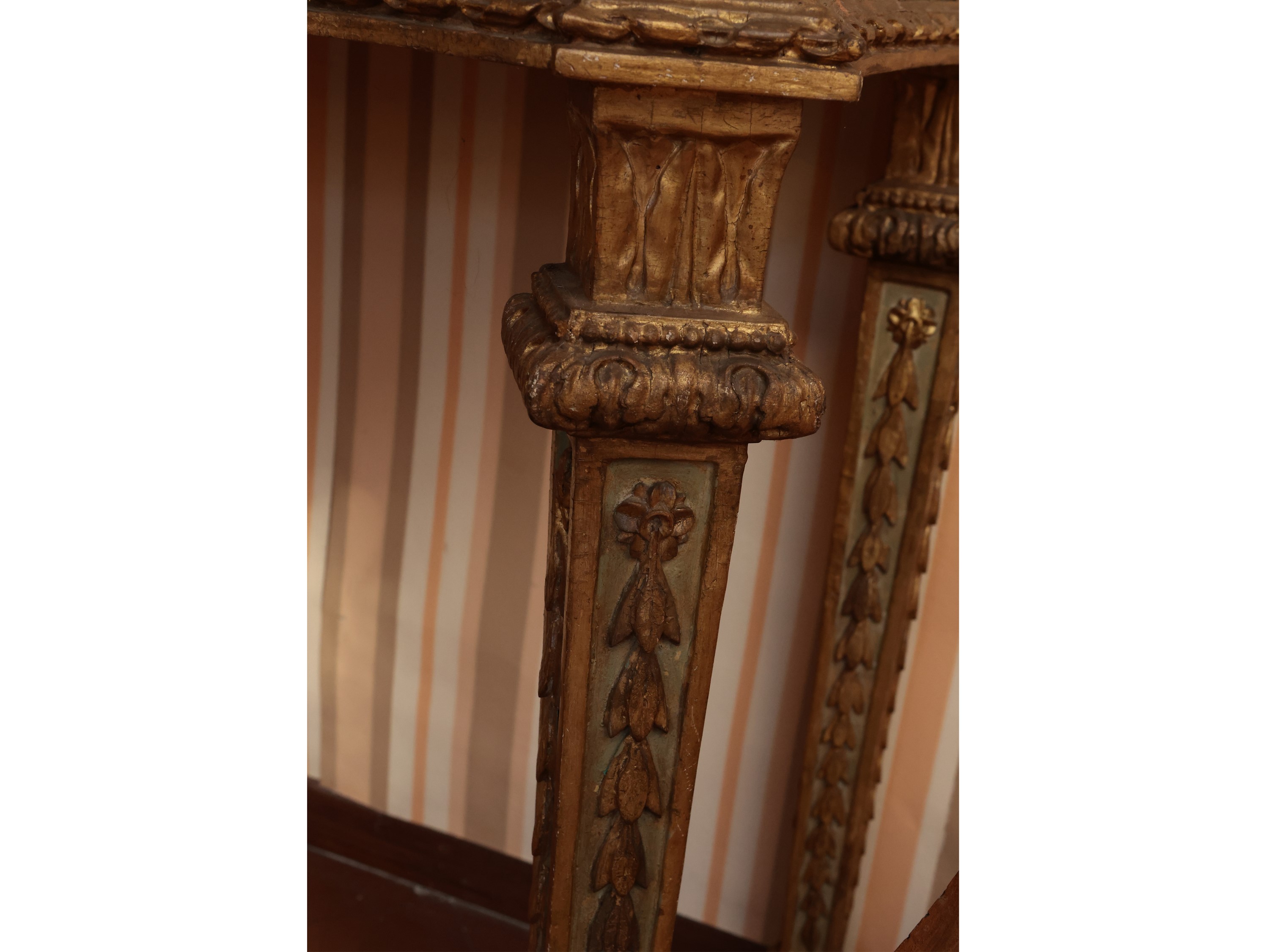 Console in legno tinto verde acqua e lumeggiato in oro