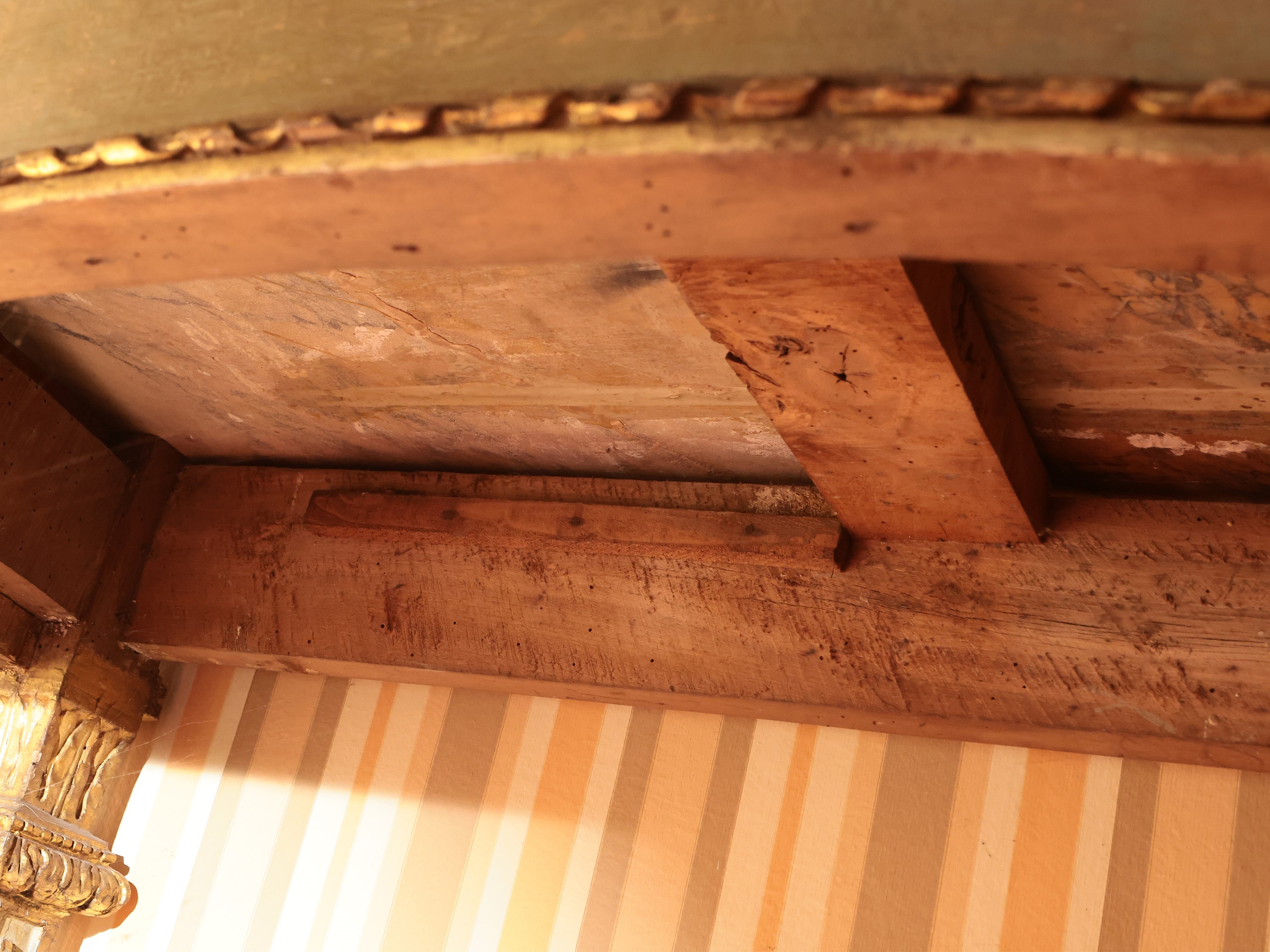 Console in legno tinto verde acqua e lumeggiato in oro