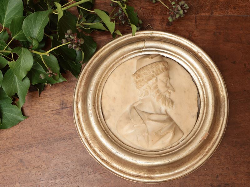 Profilo virile con copricapo in pelliccia