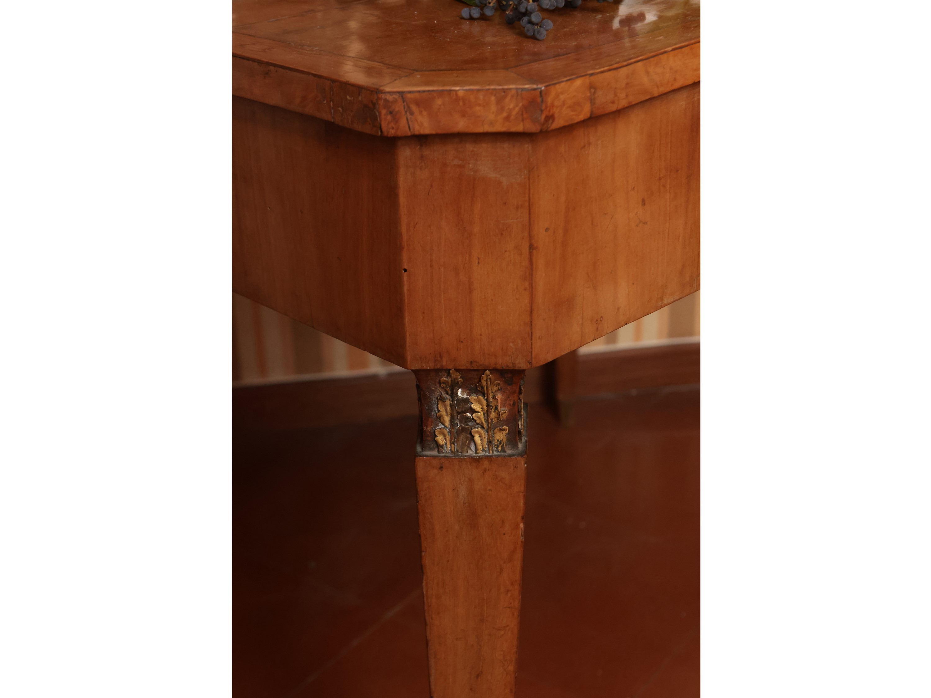 Tavolo impiallacciato ed intarsiato in ciliegio