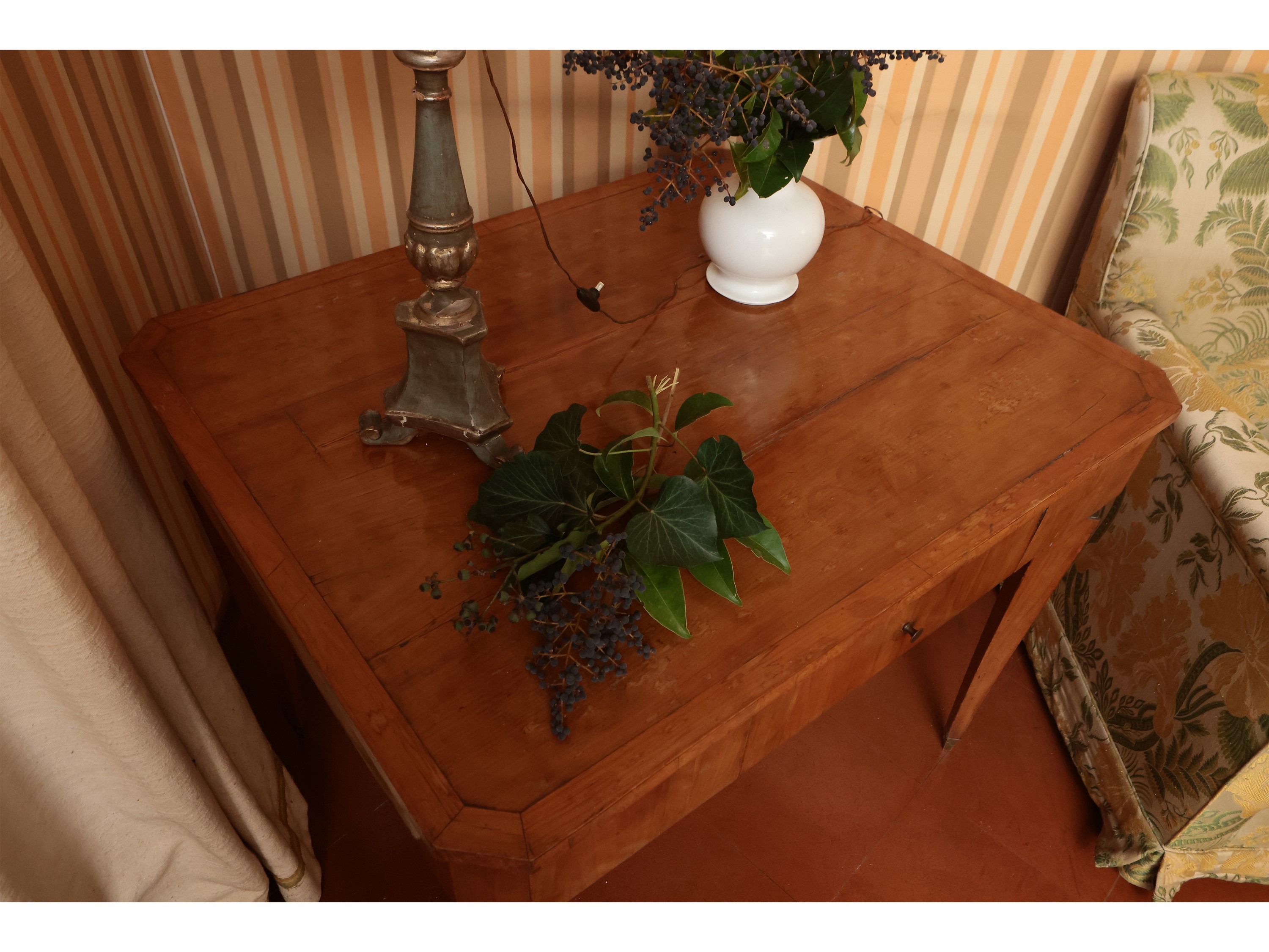 Tavolo impiallacciato ed intarsiato in ciliegio