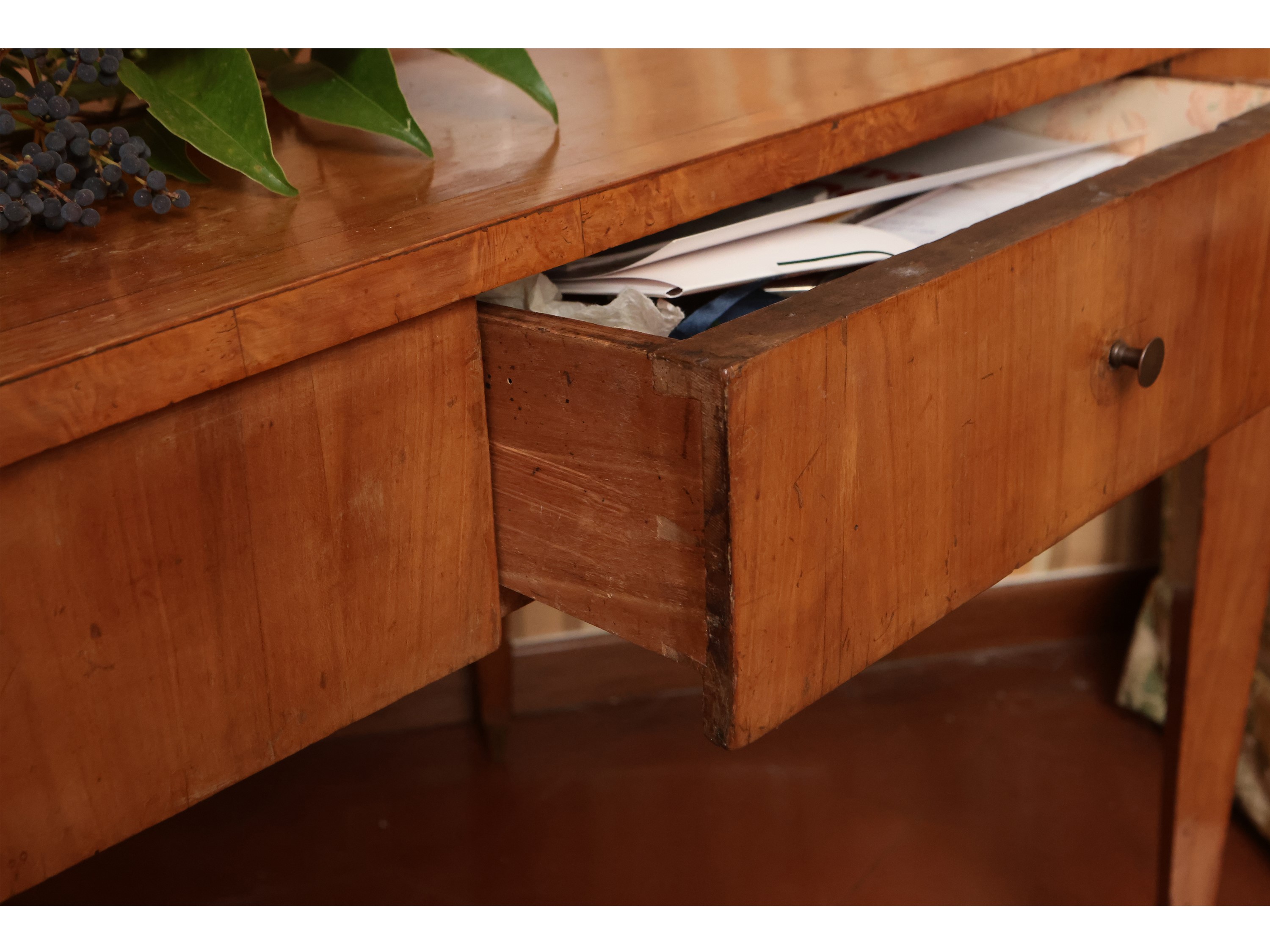 Tavolo impiallacciato ed intarsiato in ciliegio