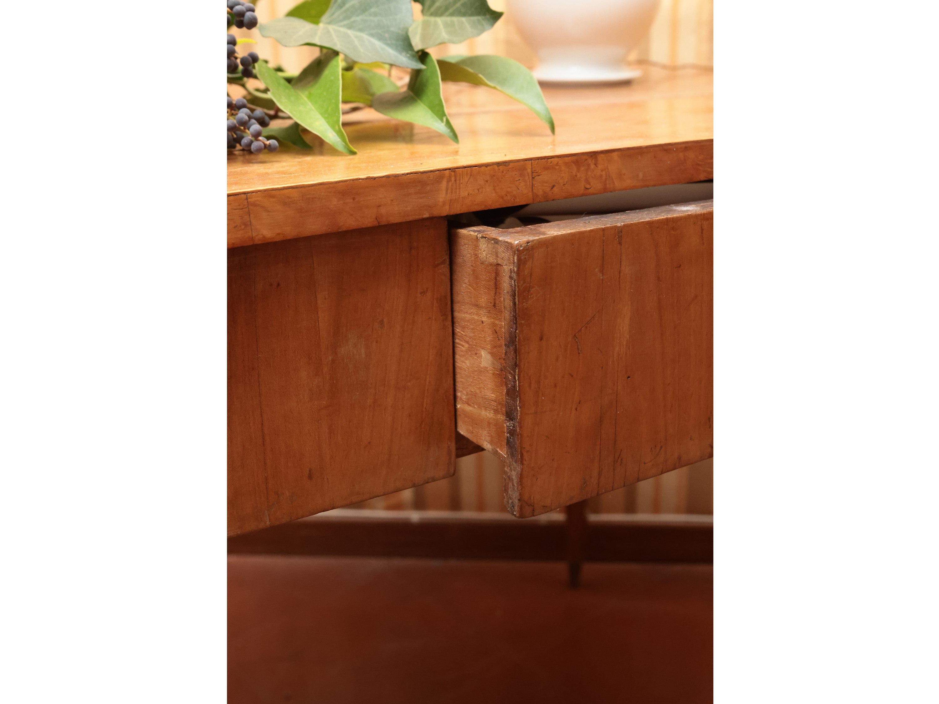 Tavolo impiallacciato ed intarsiato in ciliegio