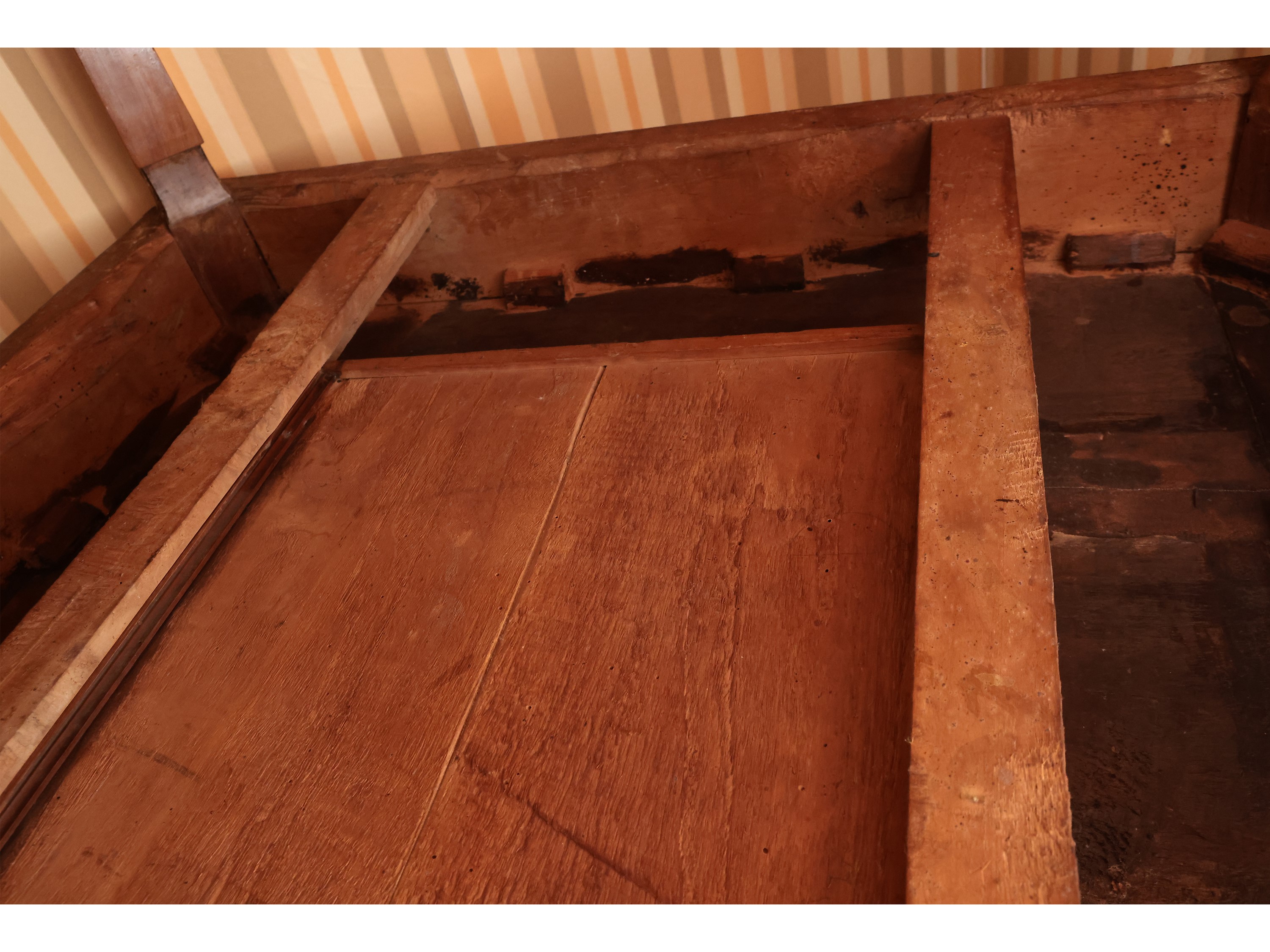 Tavolo impiallacciato ed intarsiato in ciliegio