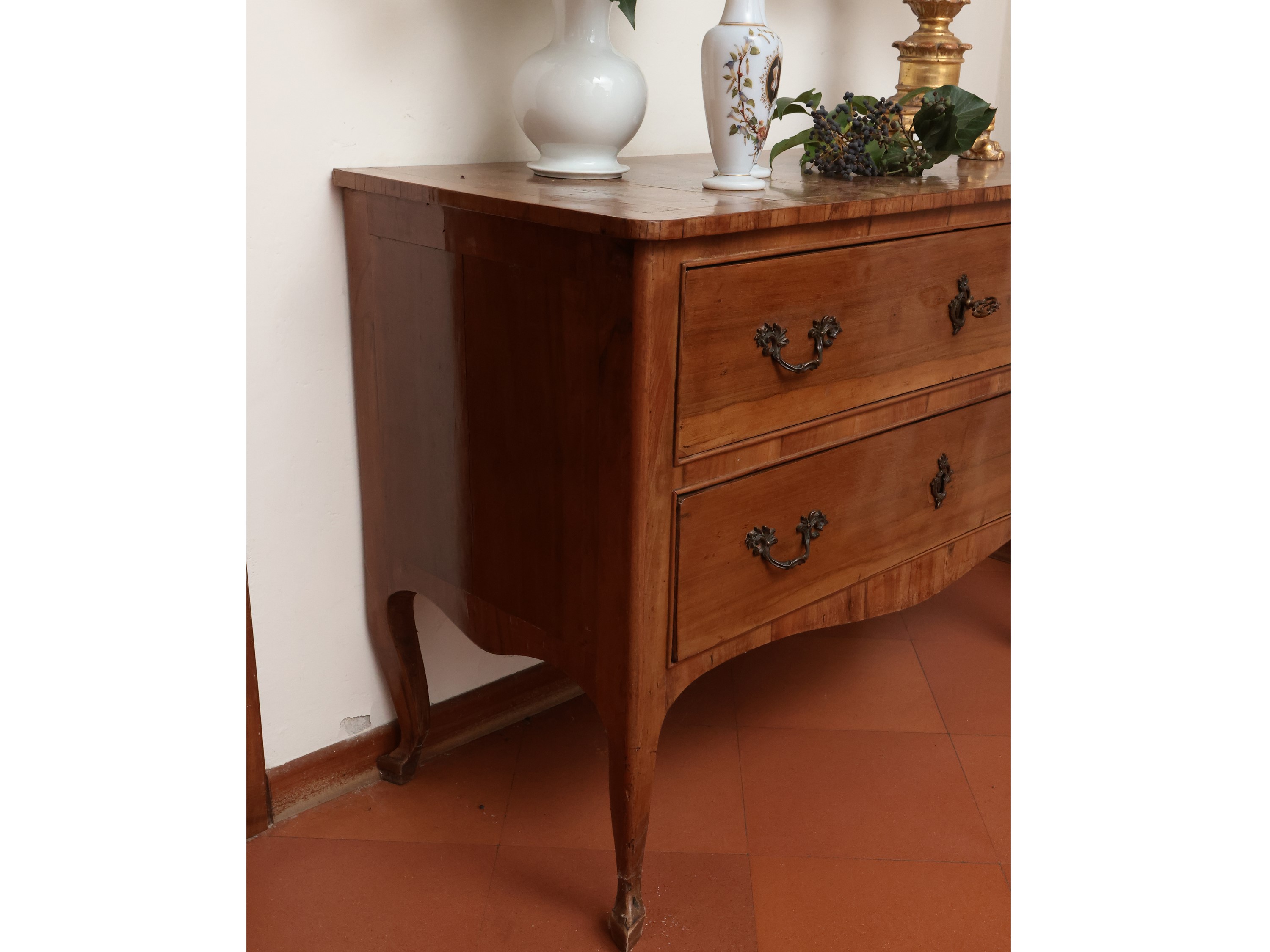 Cassettone impiallacciato ed intarsiato in noce