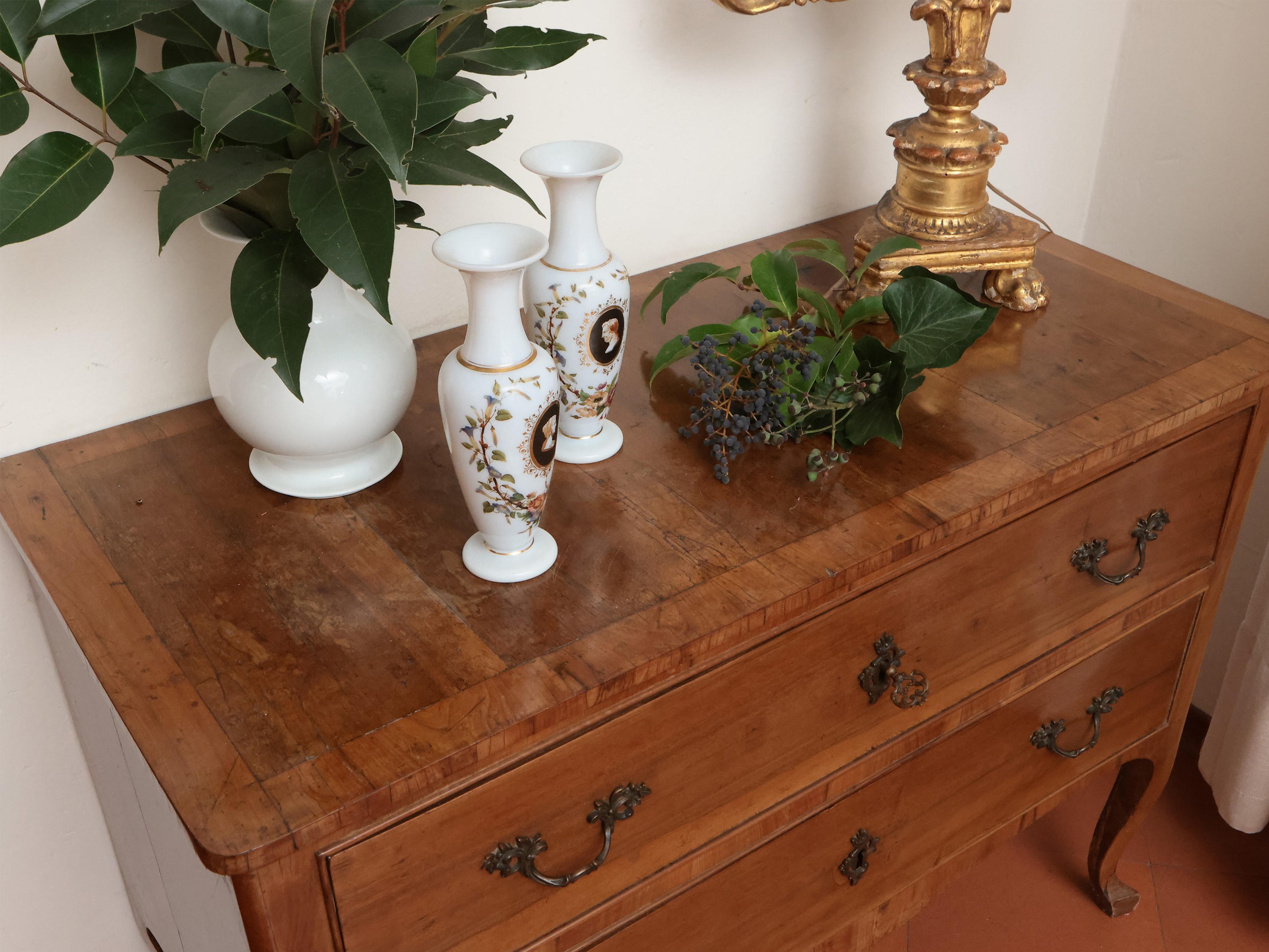 Cassettone impiallacciato ed intarsiato in noce