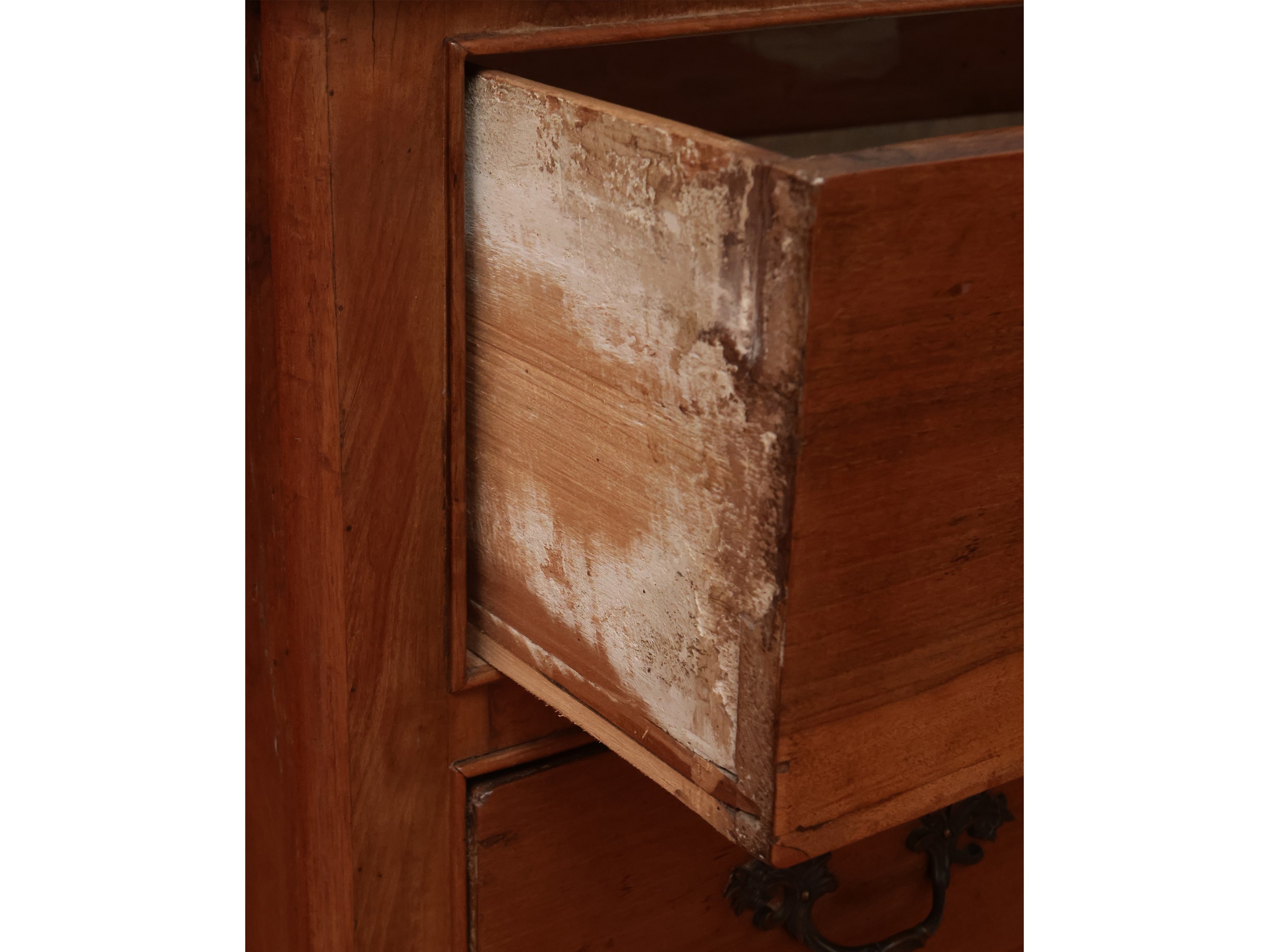 Cassettone impiallacciato ed intarsiato in noce