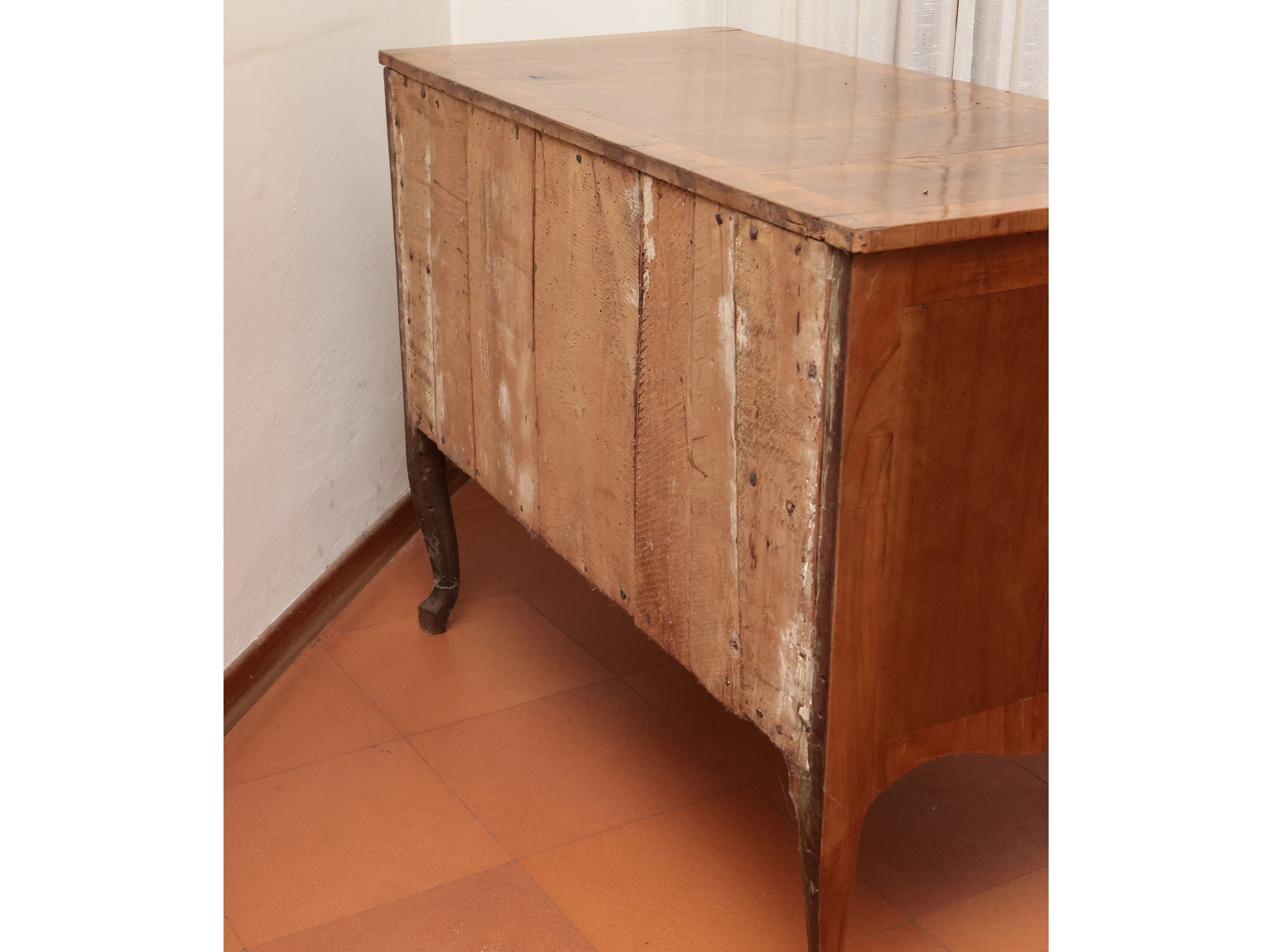 Cassettone impiallacciato ed intarsiato in noce