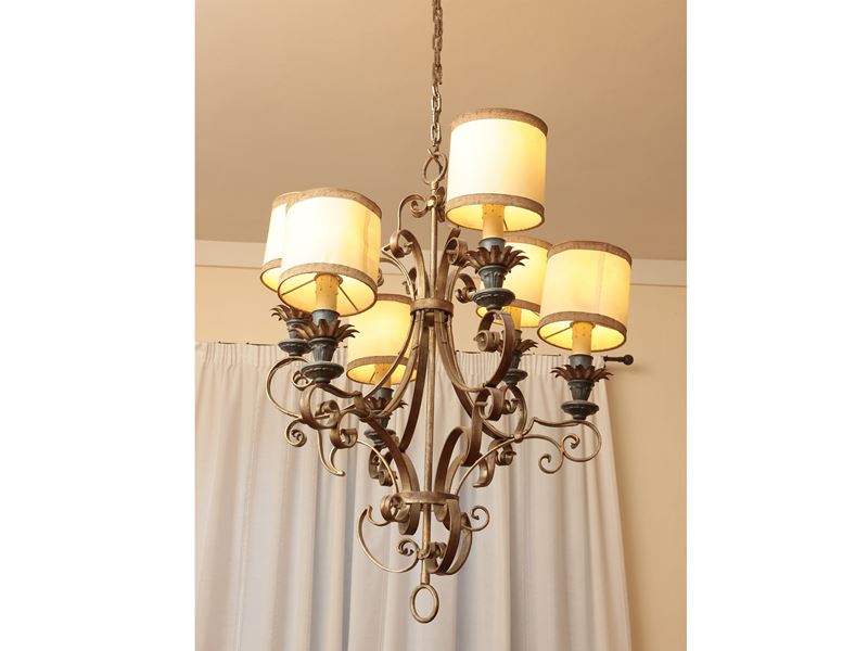 Lampadario in Ferro Battuto Dorato