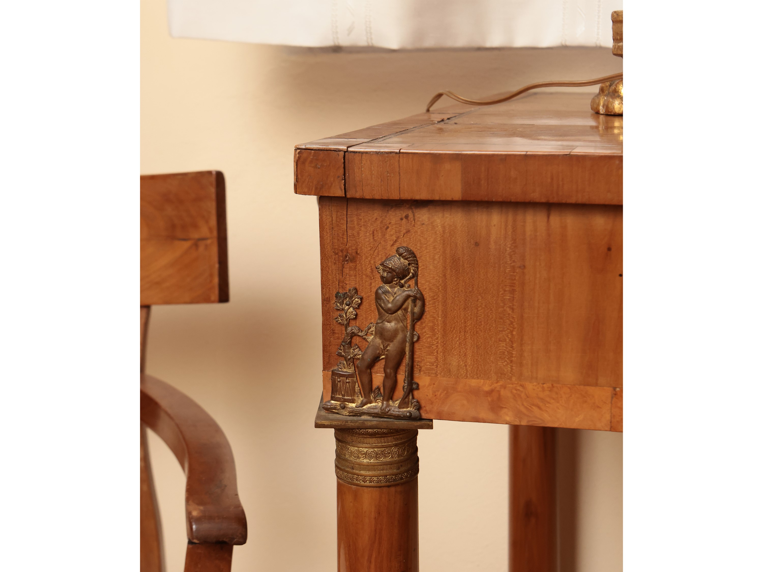 Console impiallacciata ed intarsiata in ciliegio