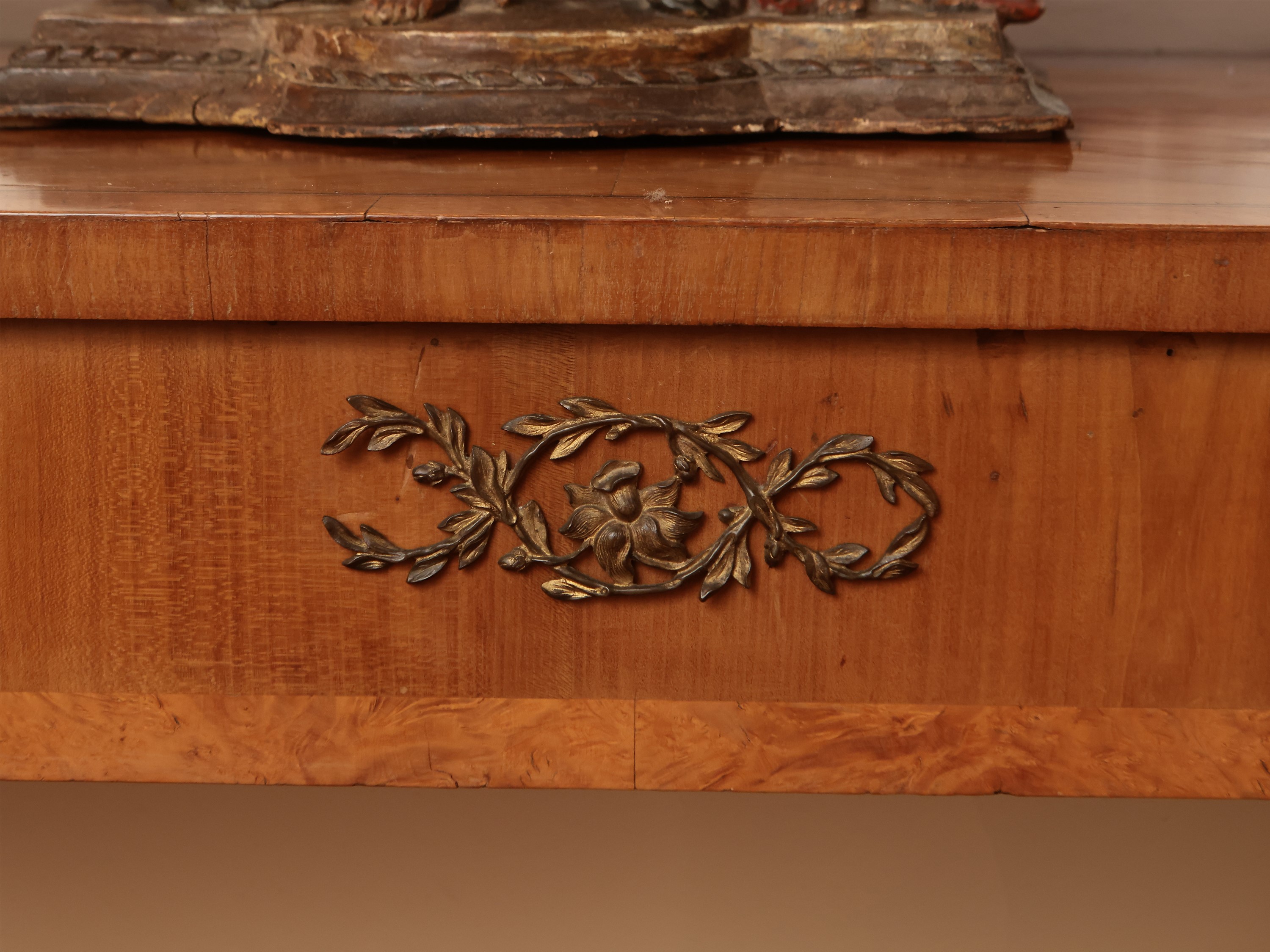 Console impiallacciata ed intarsiata in ciliegio