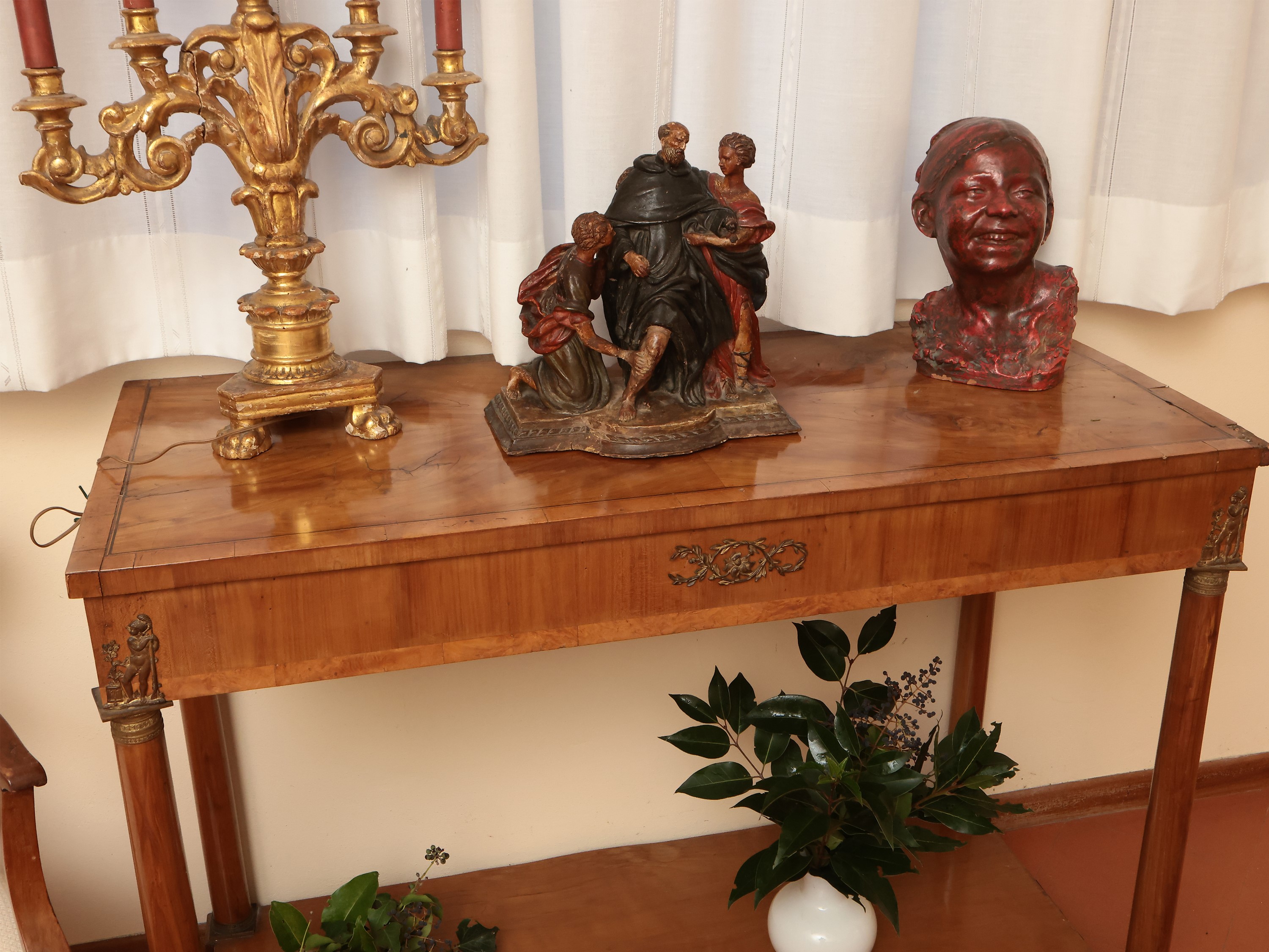 Console impiallacciata ed intarsiata in ciliegio