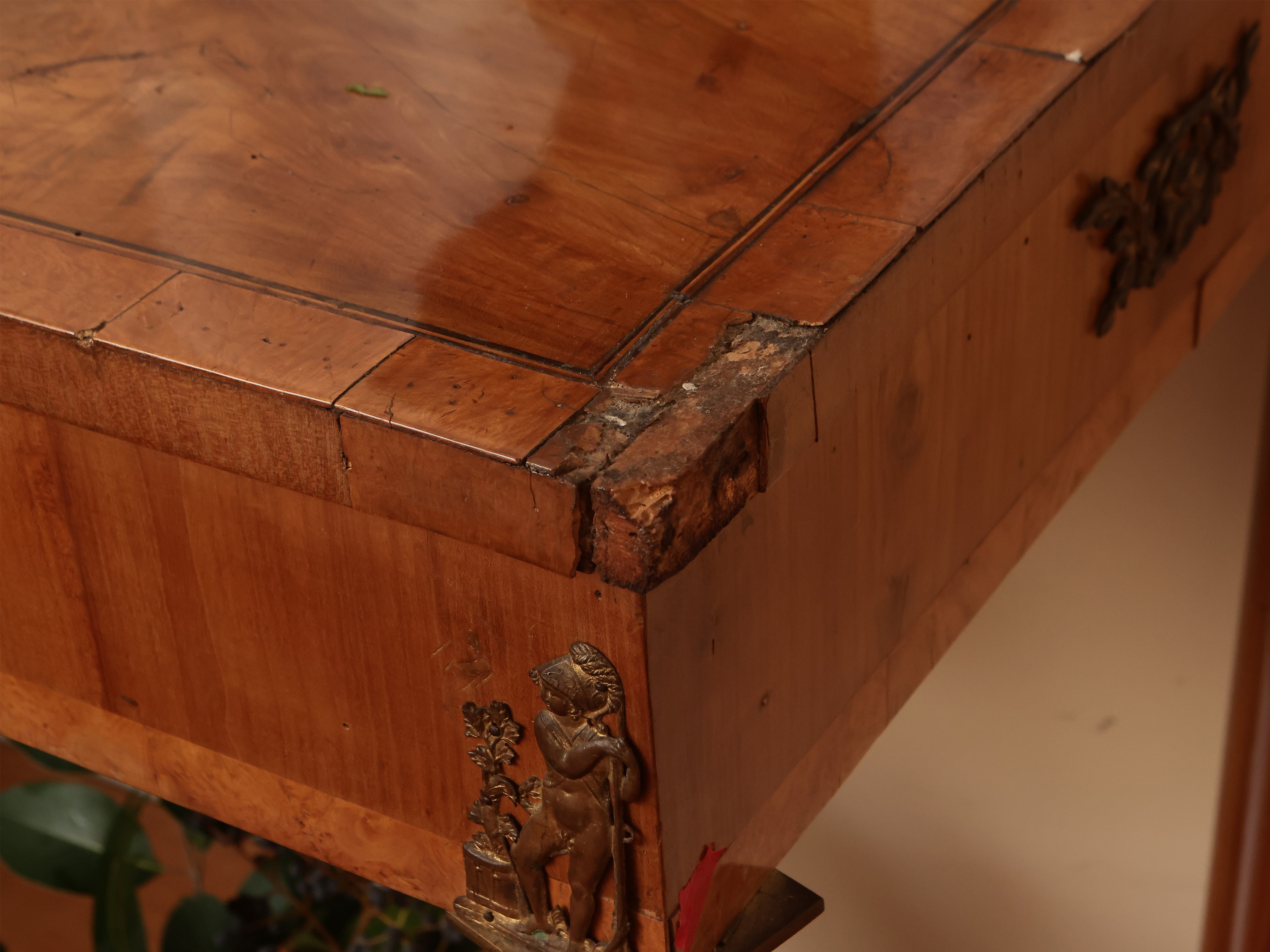 Console impiallacciata ed intarsiata in ciliegio