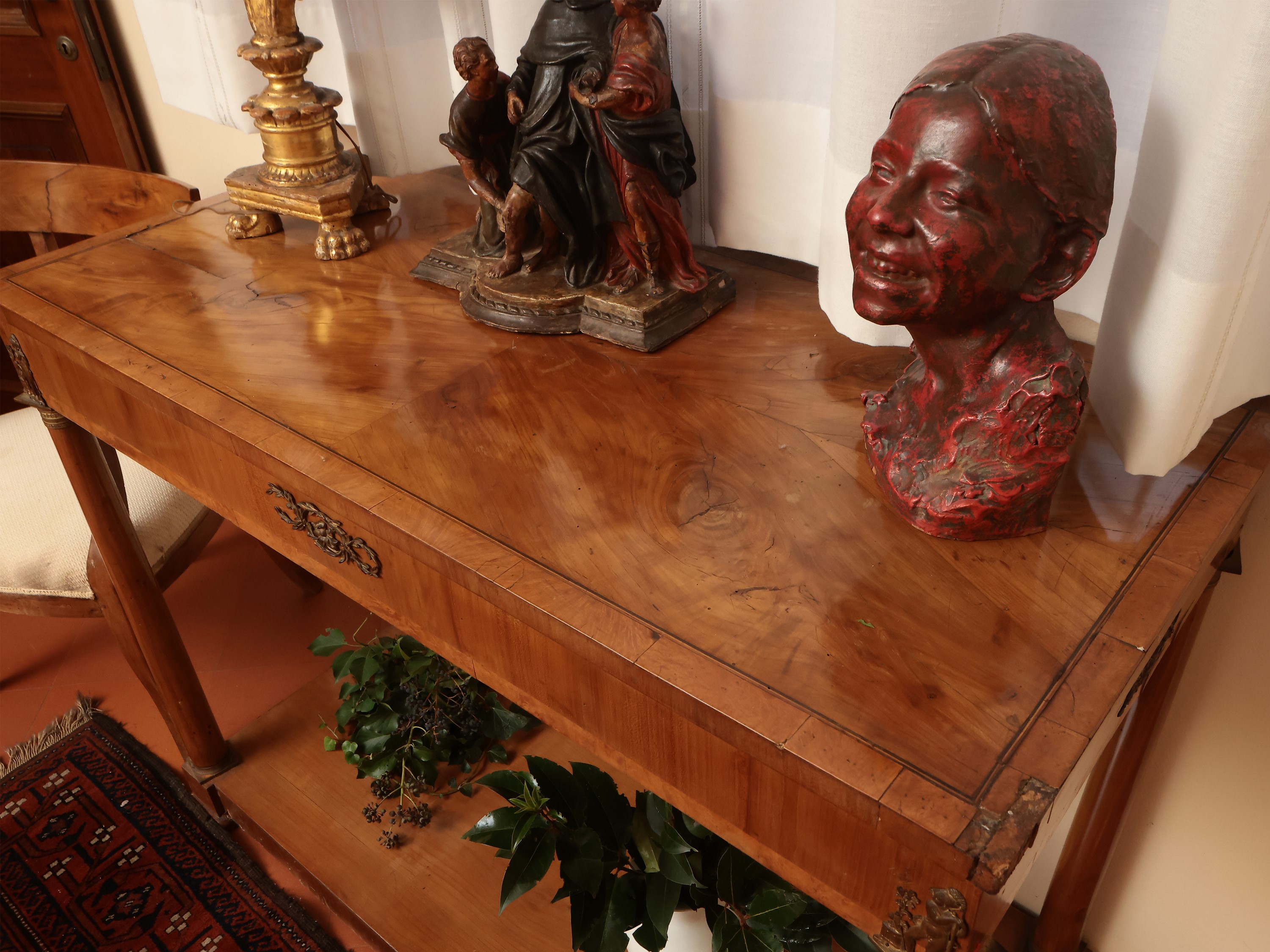 Console impiallacciata ed intarsiata in ciliegio