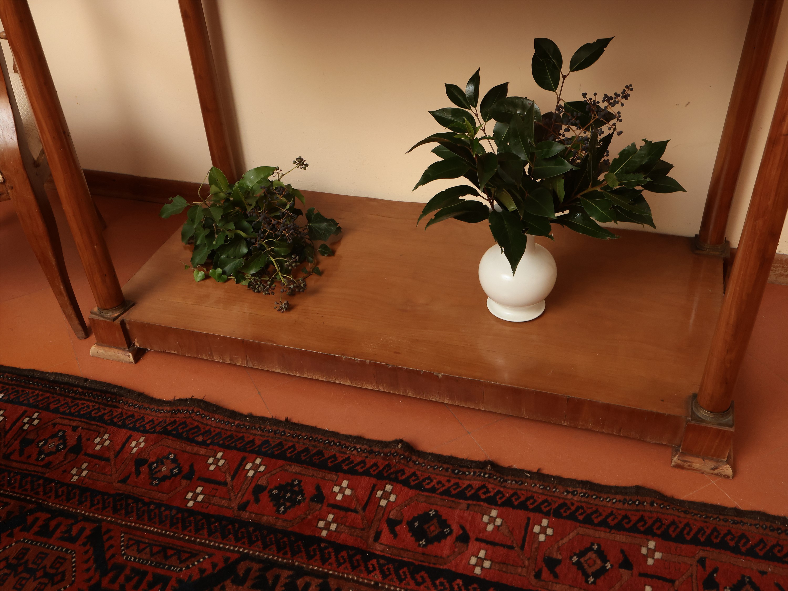 Console impiallacciata ed intarsiata in ciliegio