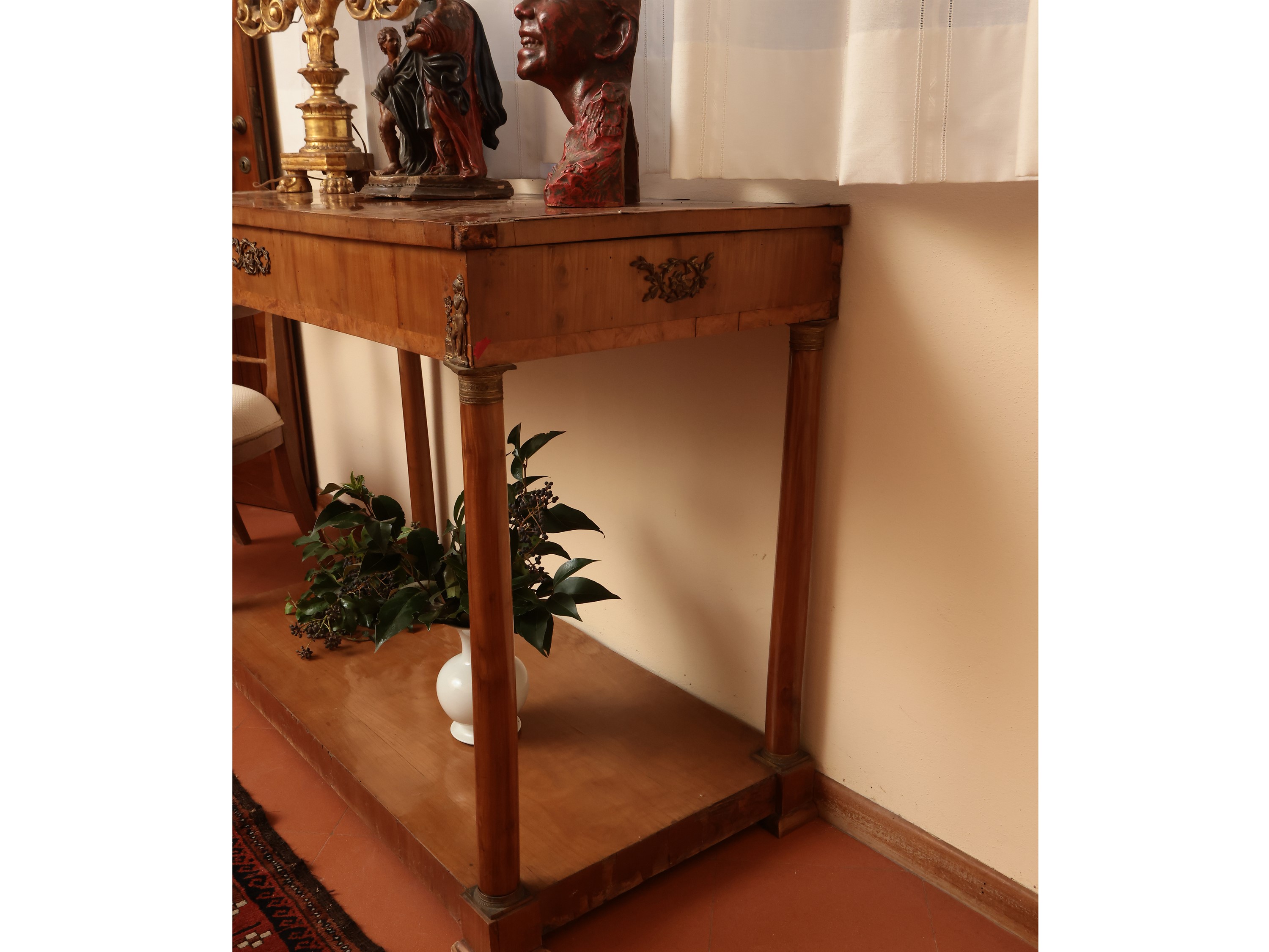 Console impiallacciata ed intarsiata in ciliegio