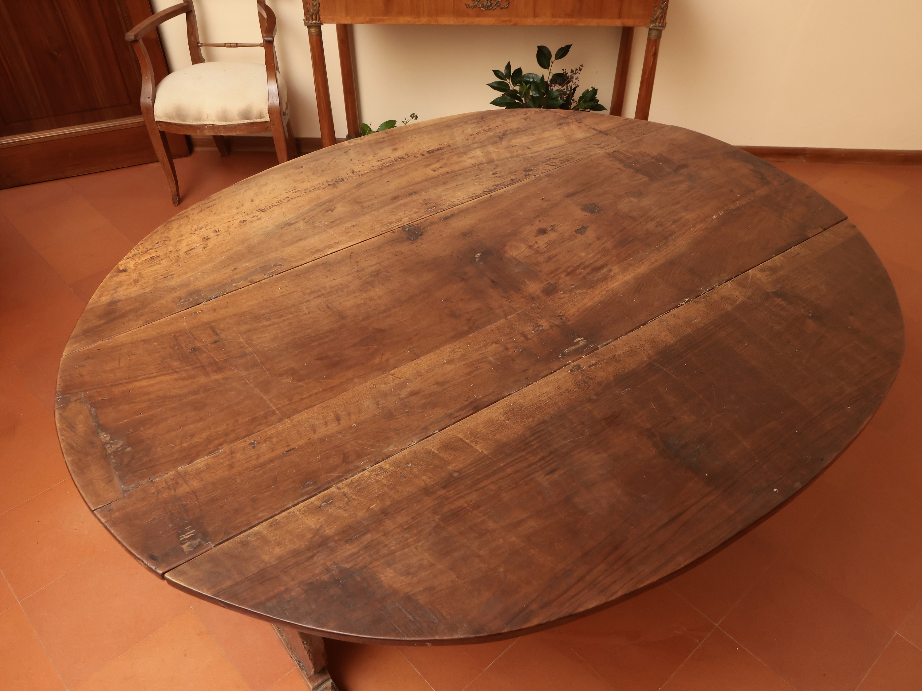 Tavolo a bandelle in noce ed altre essenze