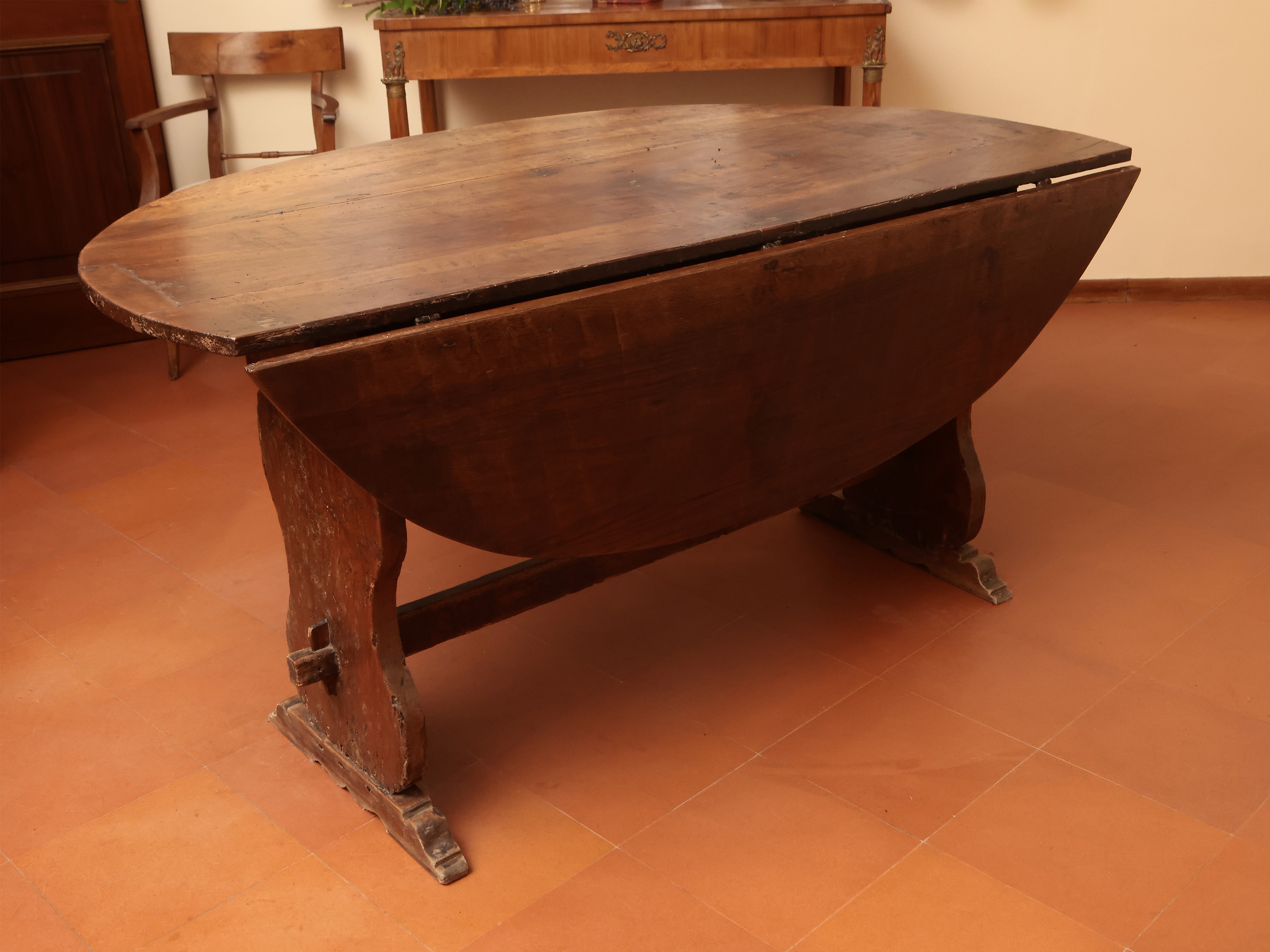 Tavolo a bandelle in noce ed altre essenze