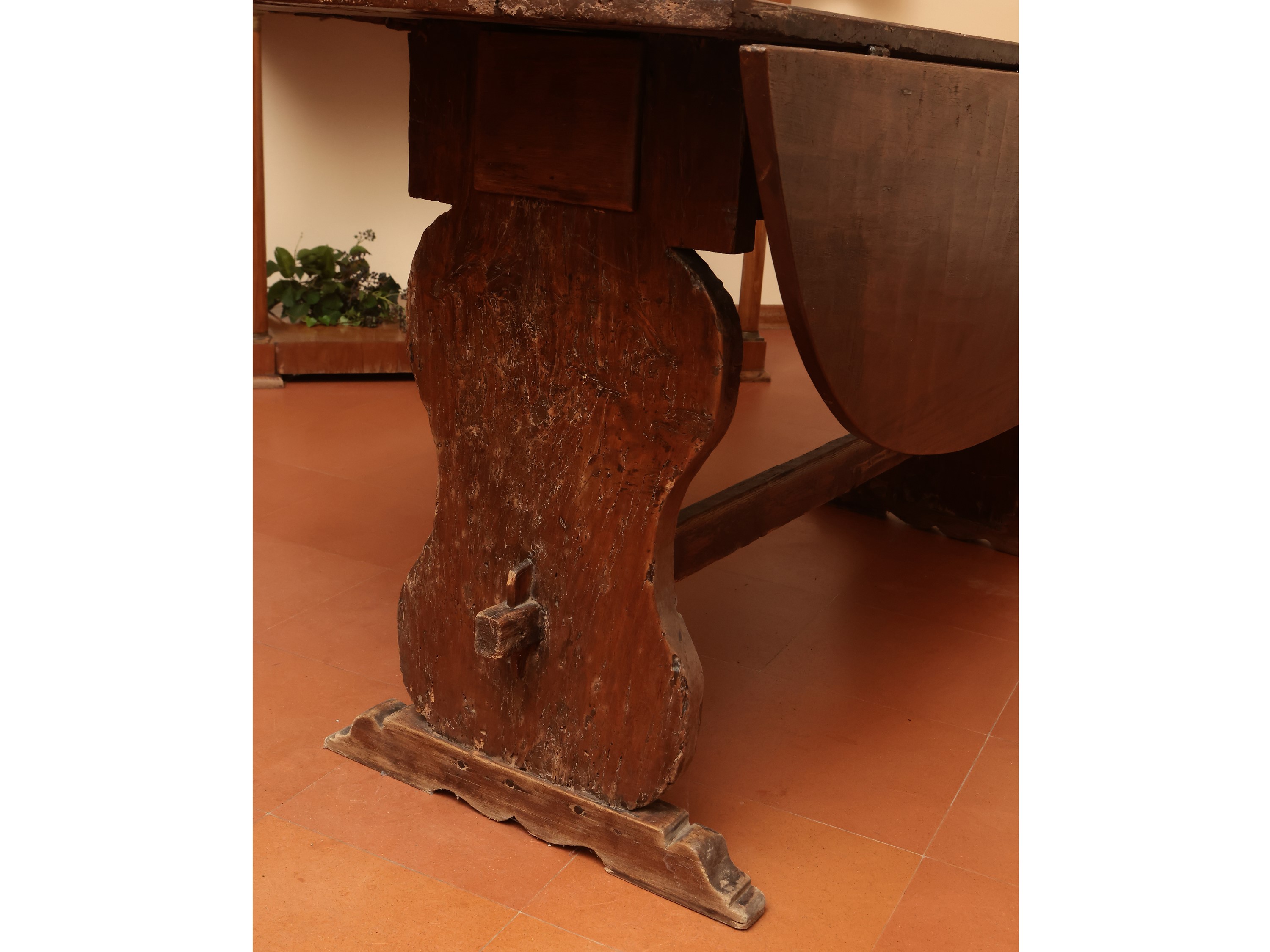 Tavolo a bandelle in noce ed altre essenze