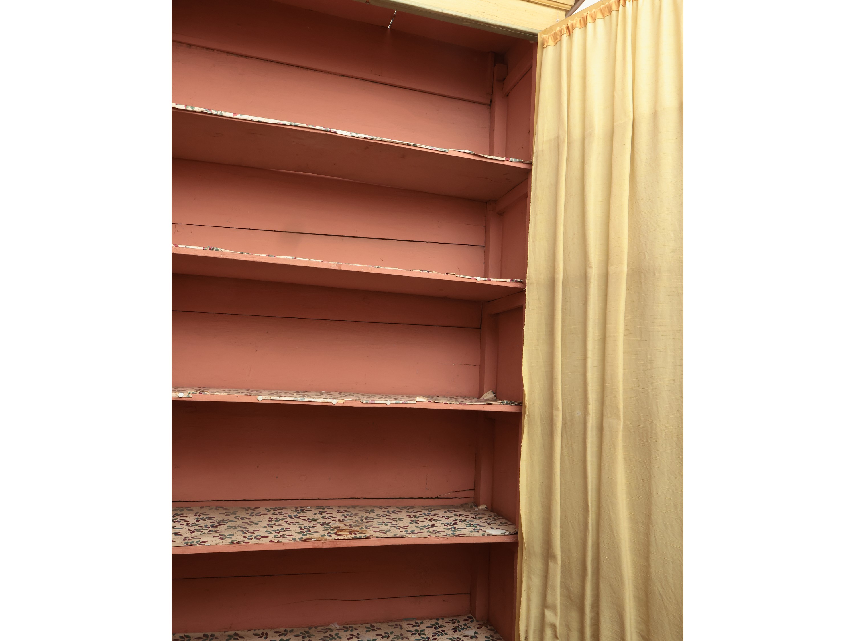 Libreria cristalliera in legno tinto color crema