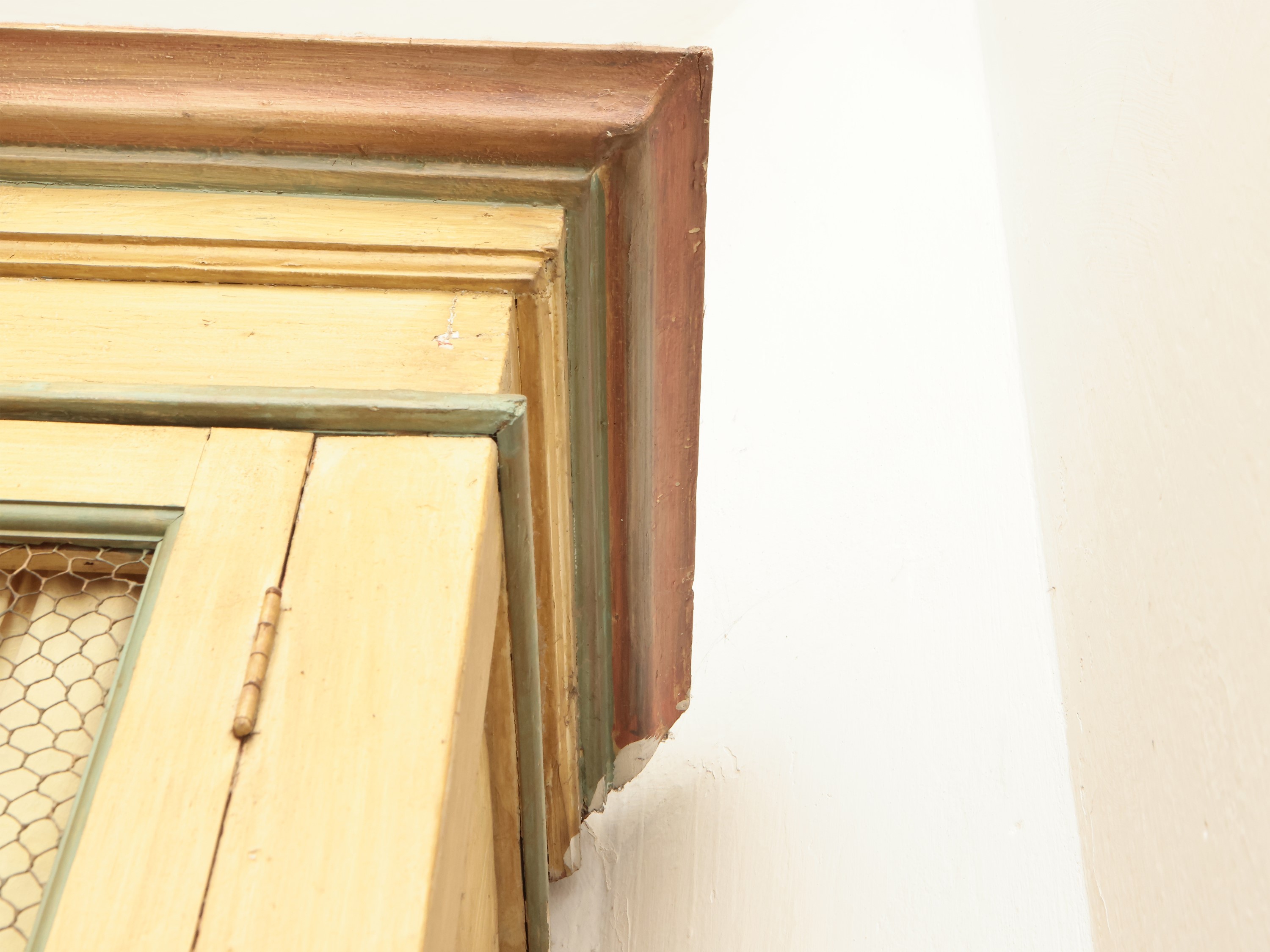 Libreria cristalliera in legno tinto color crema