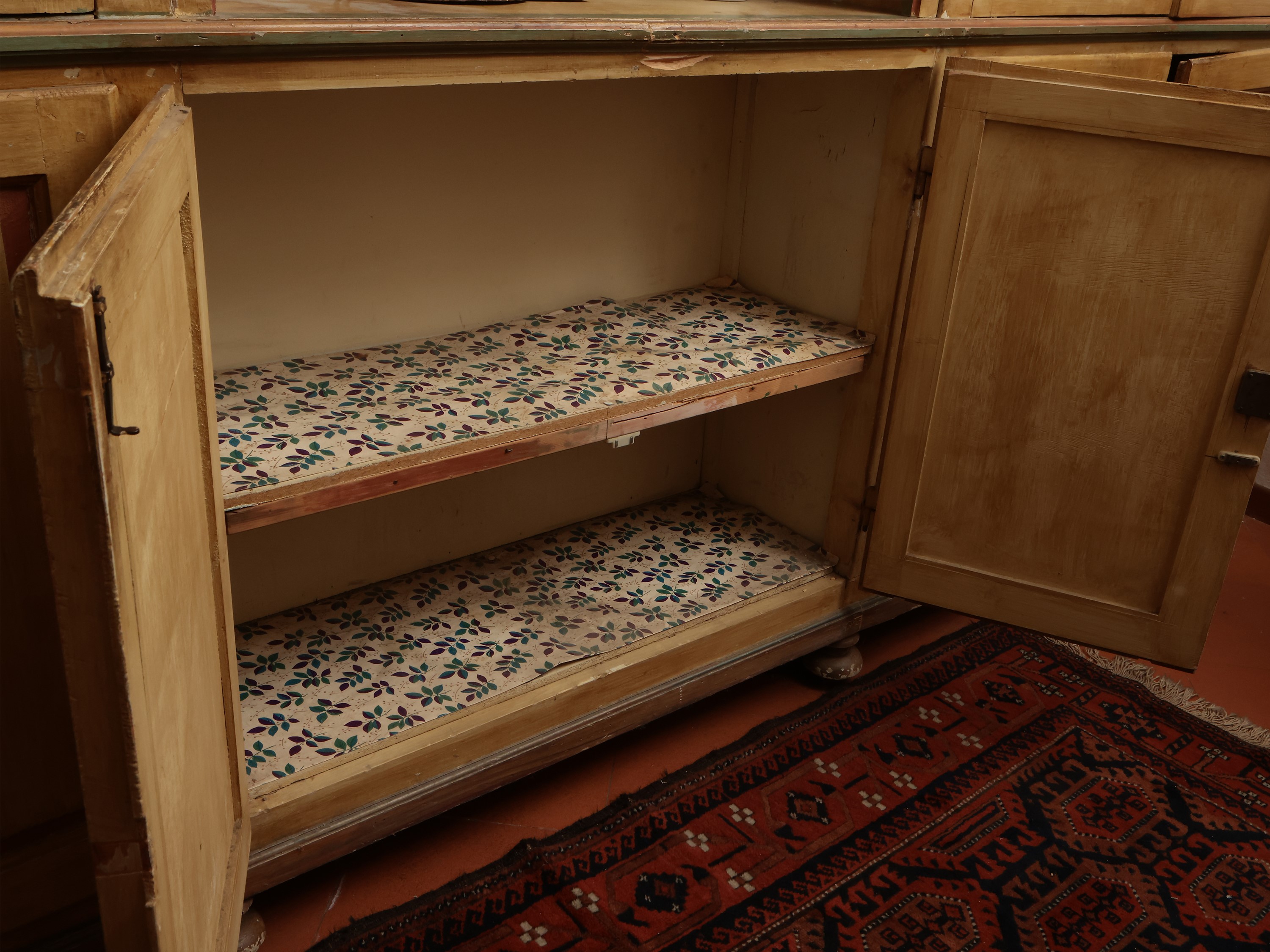 Libreria cristalliera in legno tinto color crema