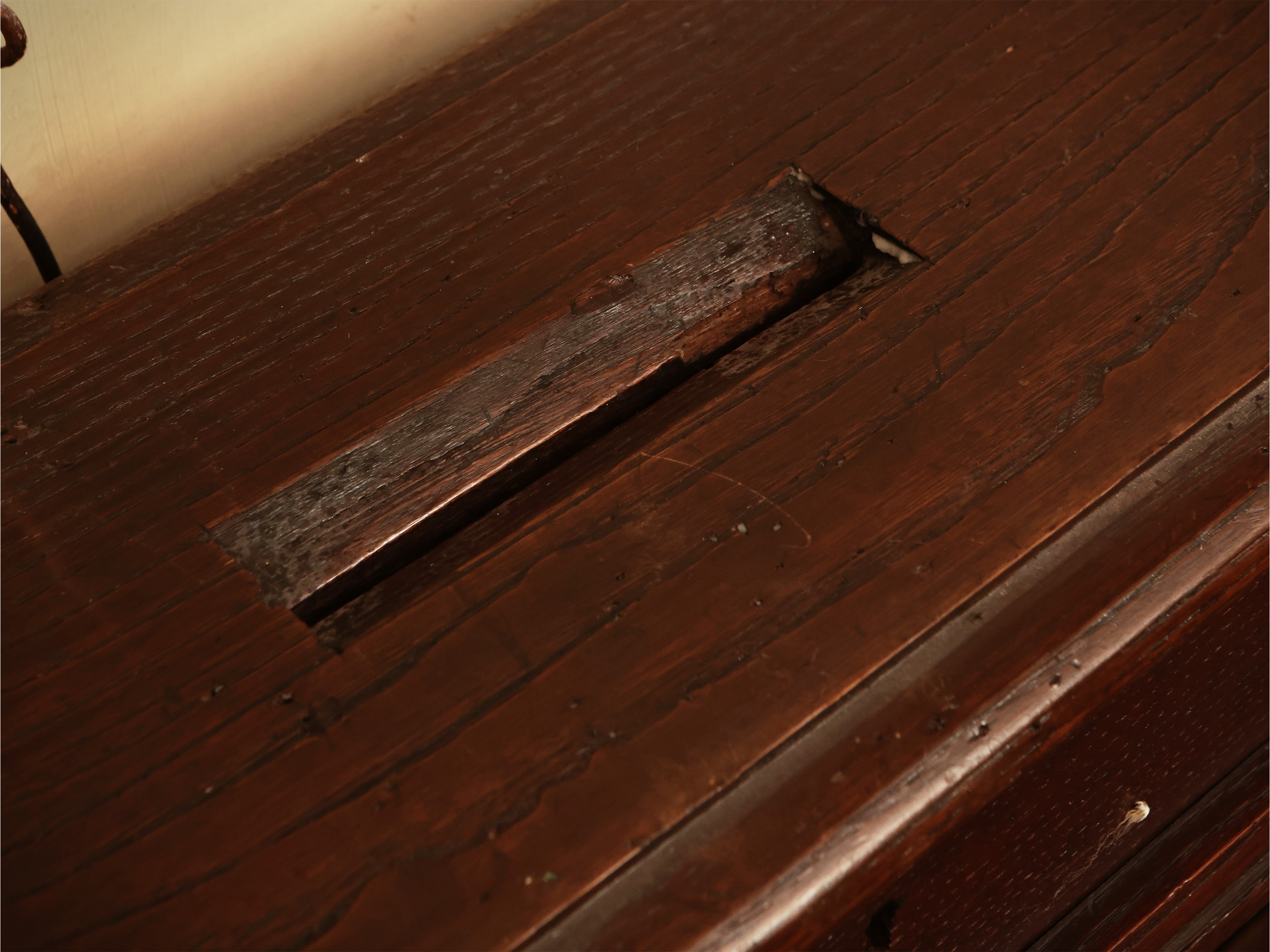 Inginocchiatoio rustico in noce