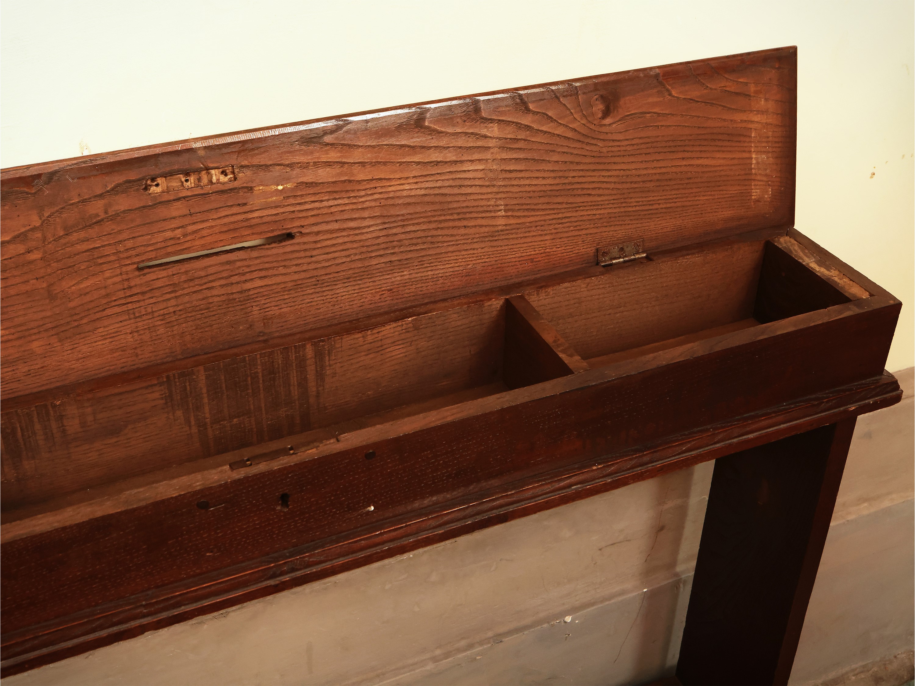 Inginocchiatoio rustico in noce