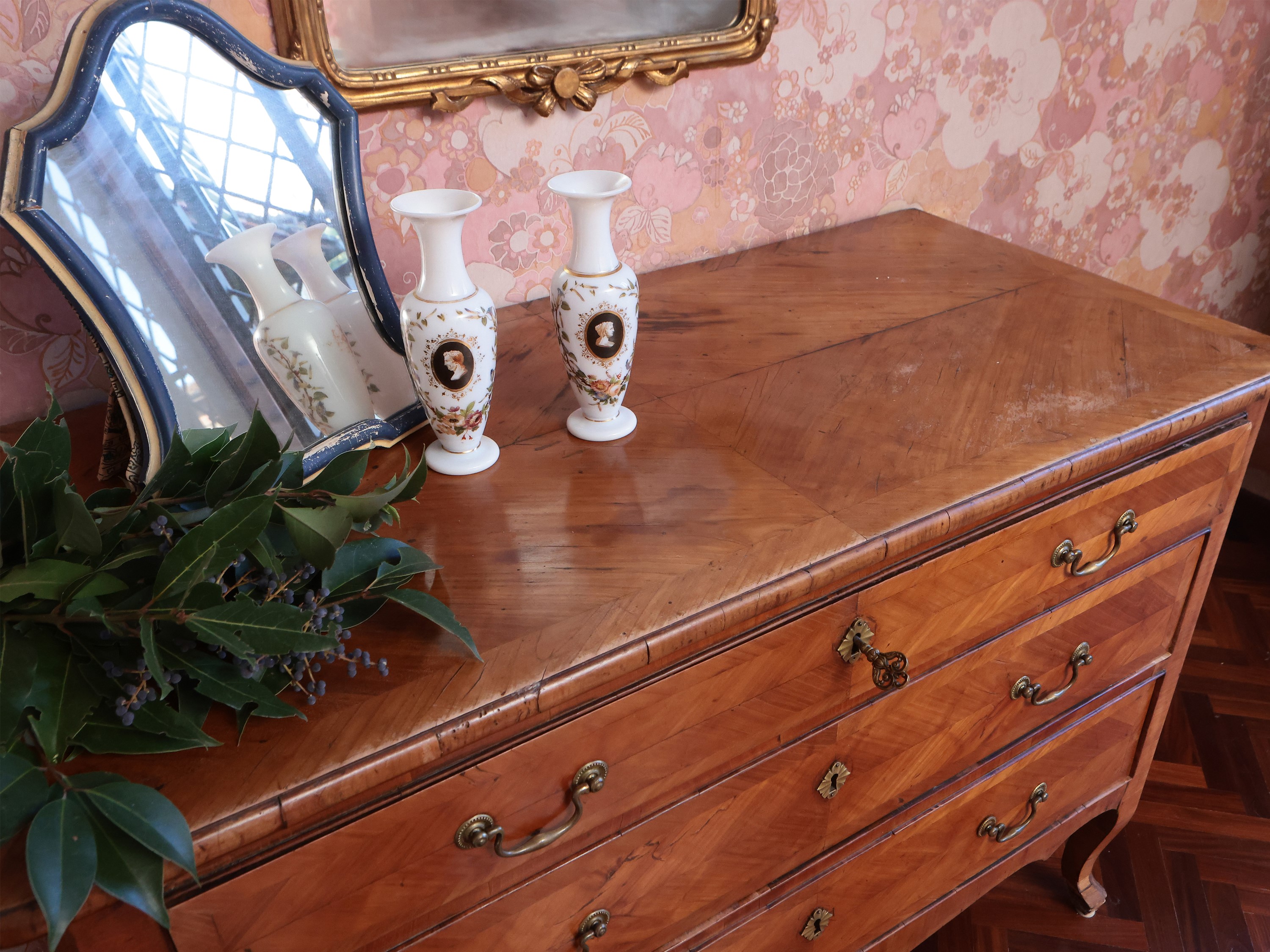 Cassettone impiallacciato ed intarsiato in ciliegio