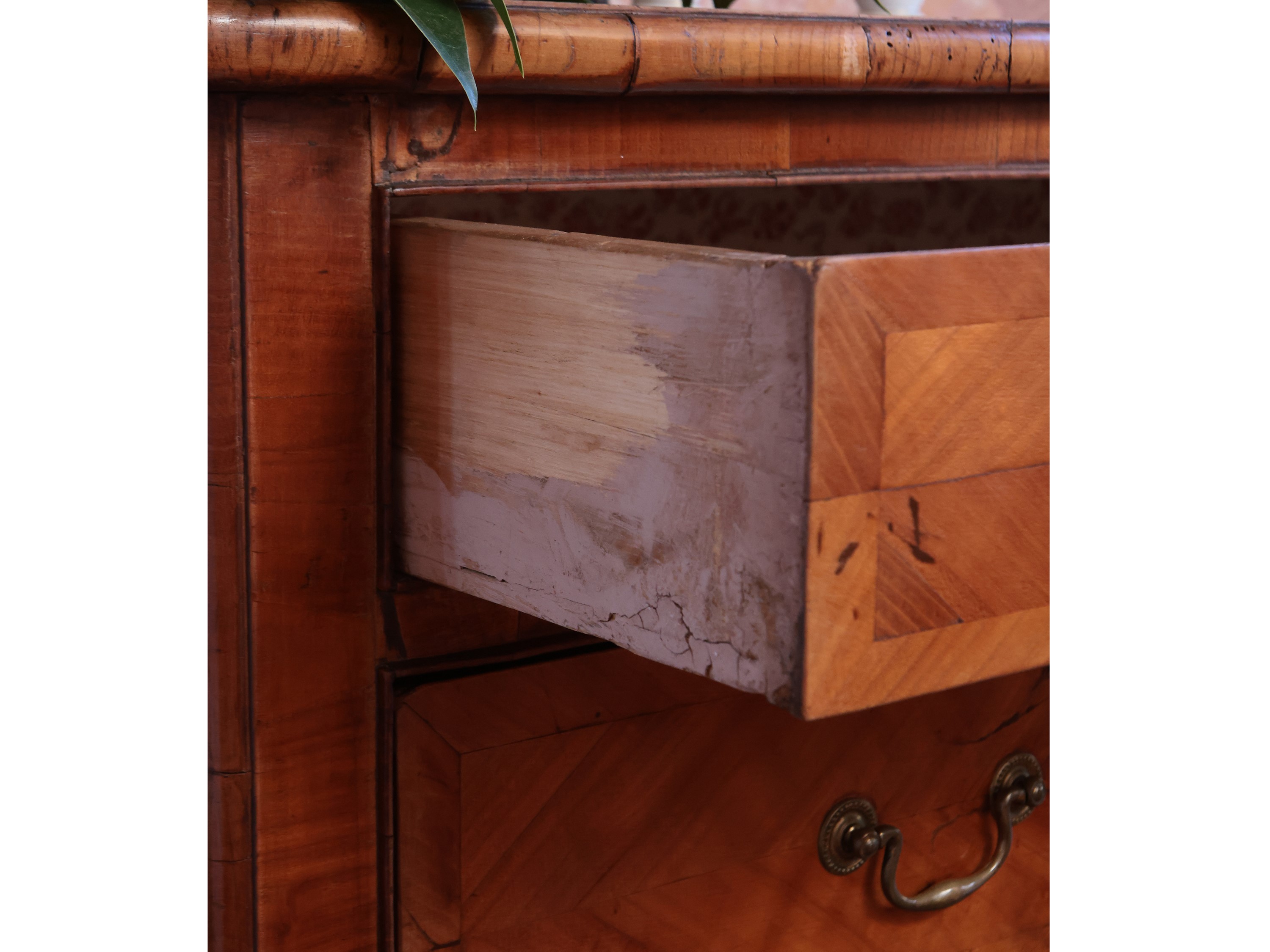 Cassettone impiallacciato ed intarsiato in ciliegio