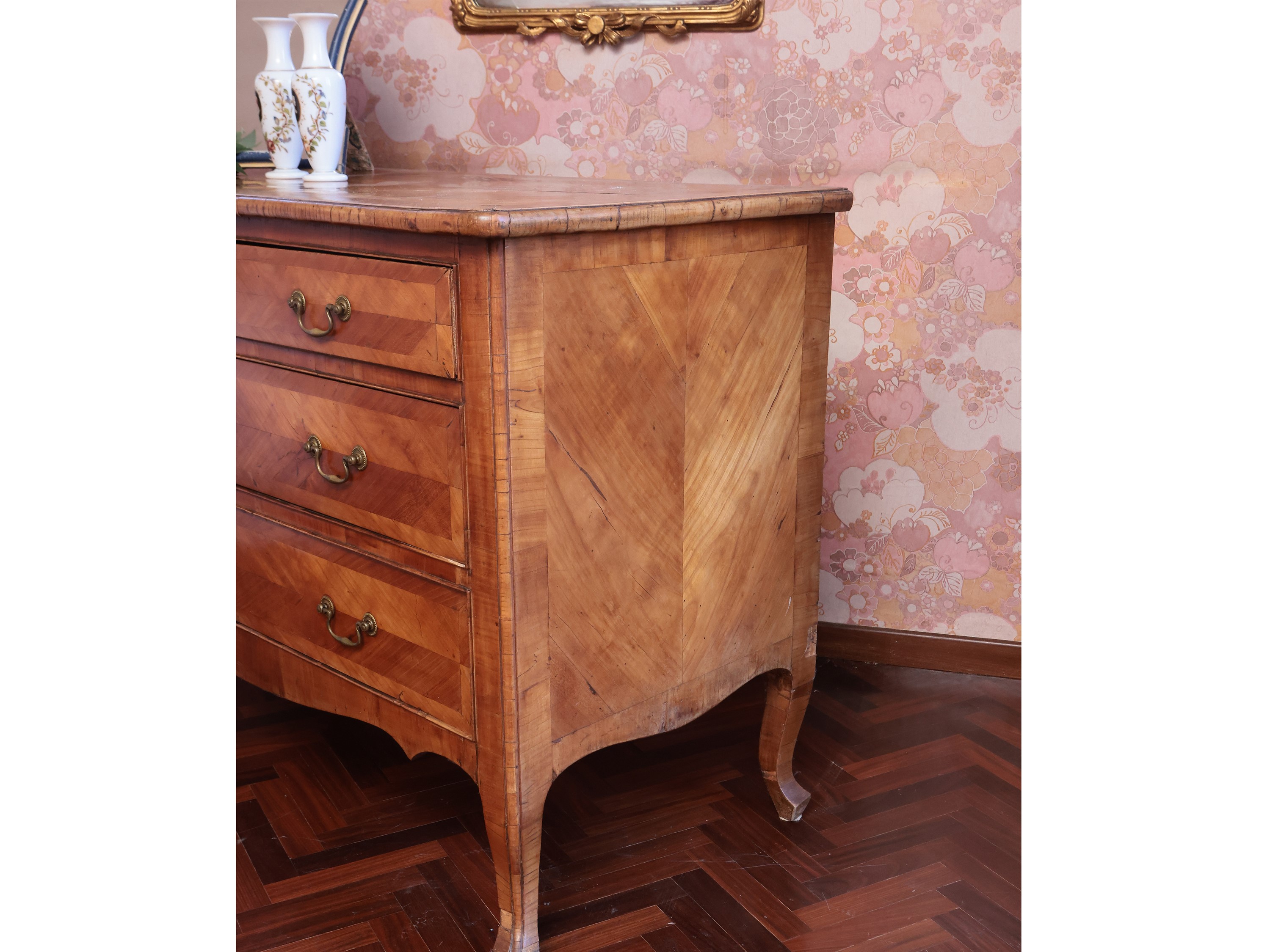 Cassettone impiallacciato ed intarsiato in ciliegio