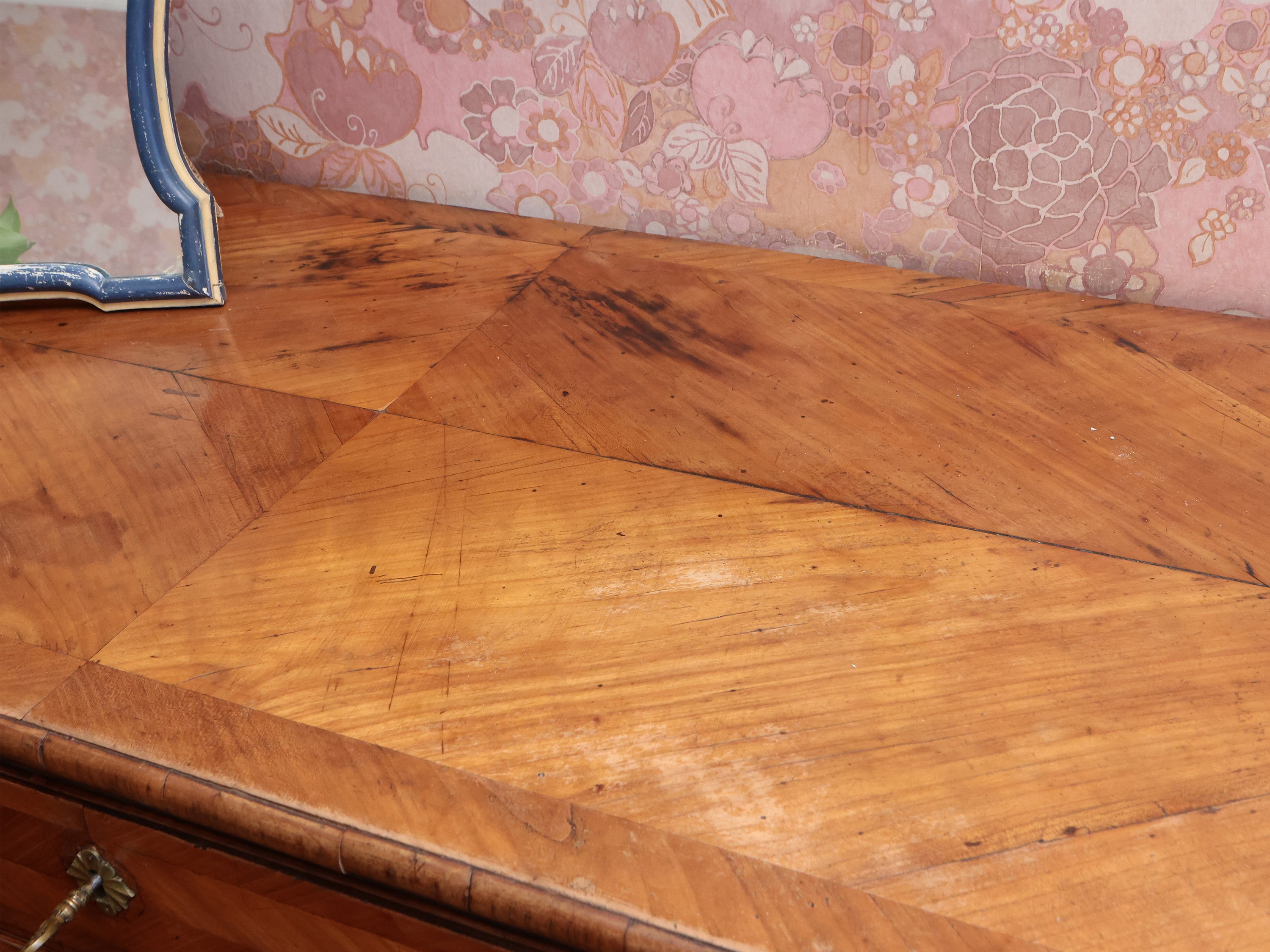 Cassettone impiallacciato ed intarsiato in ciliegio