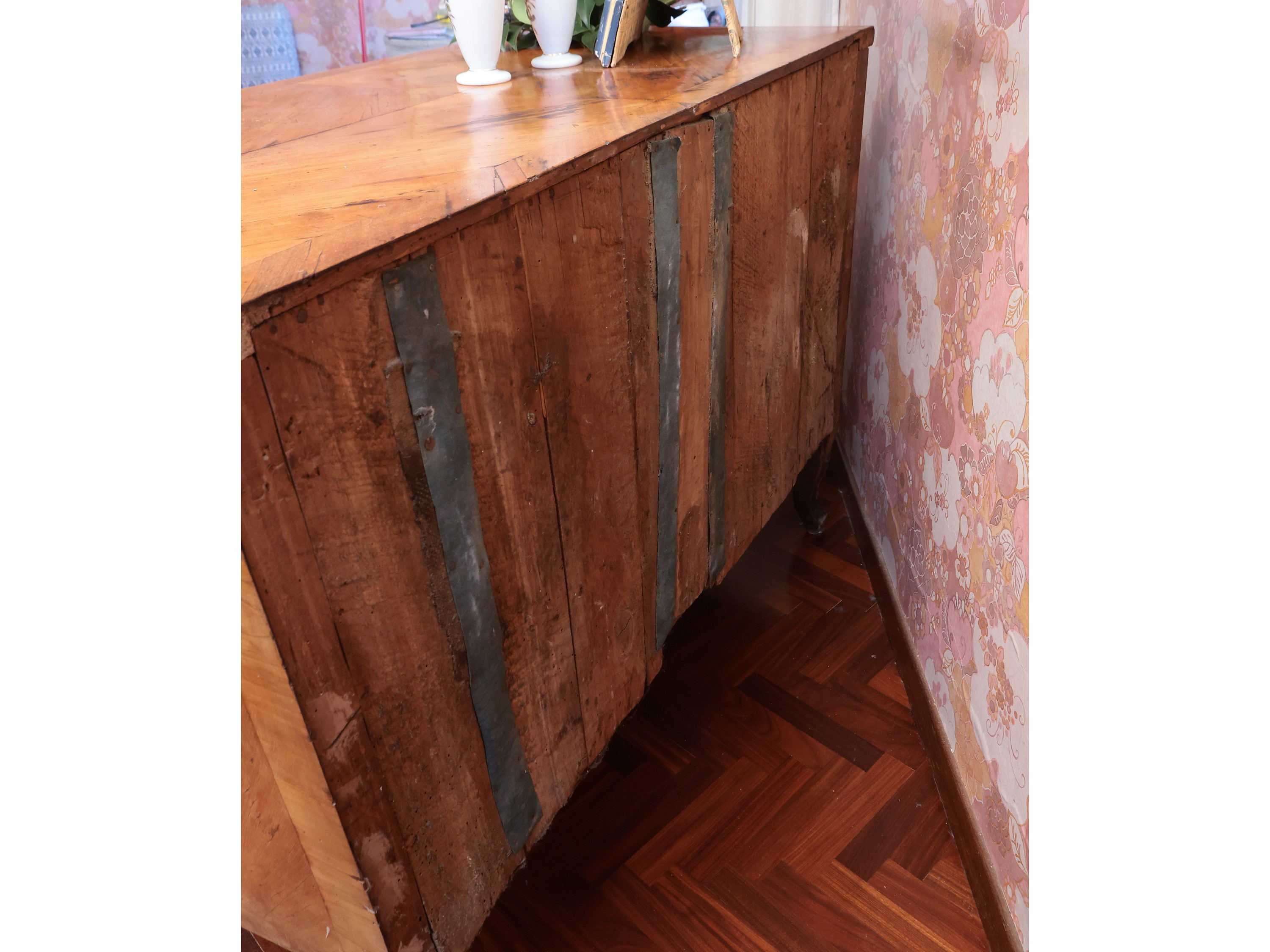 Cassettone impiallacciato ed intarsiato in ciliegio