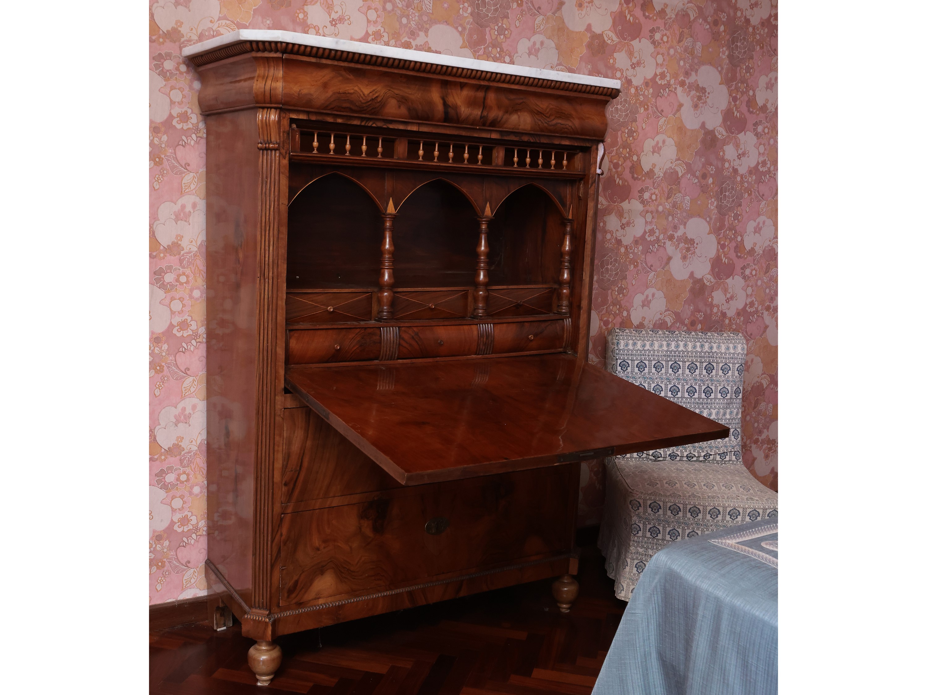 Secretaire impiallacciato in noce e radica di noce