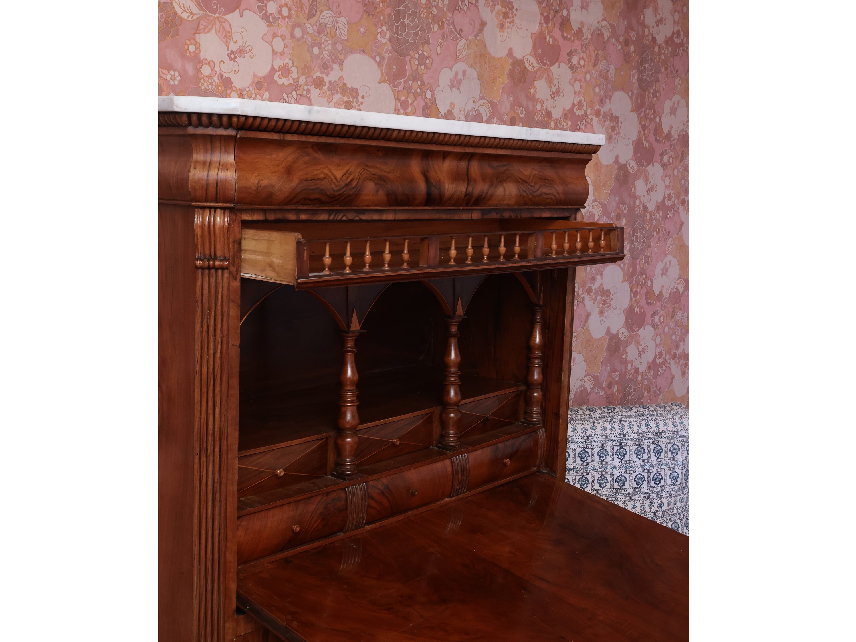 Secretaire impiallacciato in noce e radica di noce