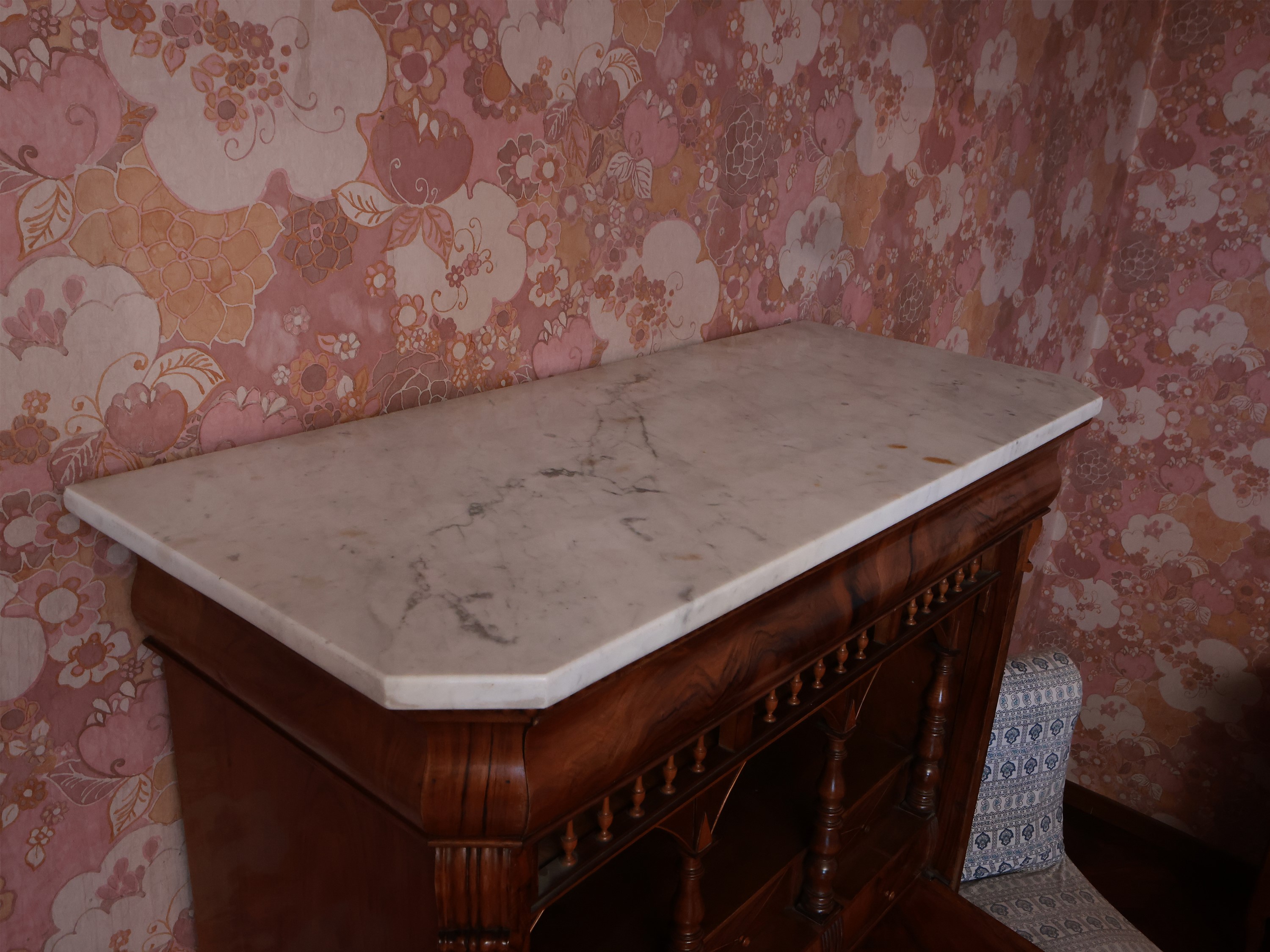 Secretaire impiallacciato in noce e radica di noce