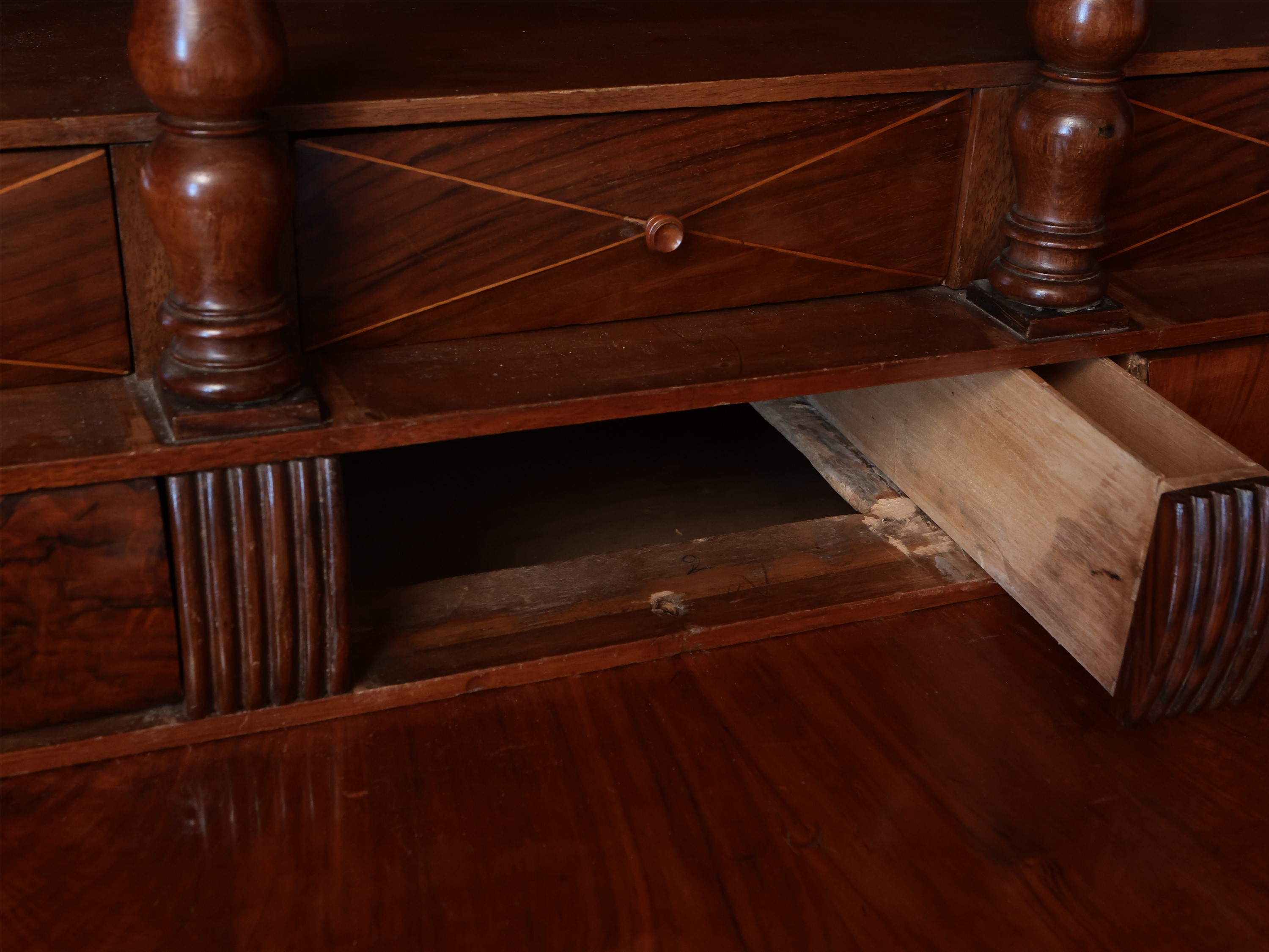 Secretaire impiallacciato in noce e radica di noce