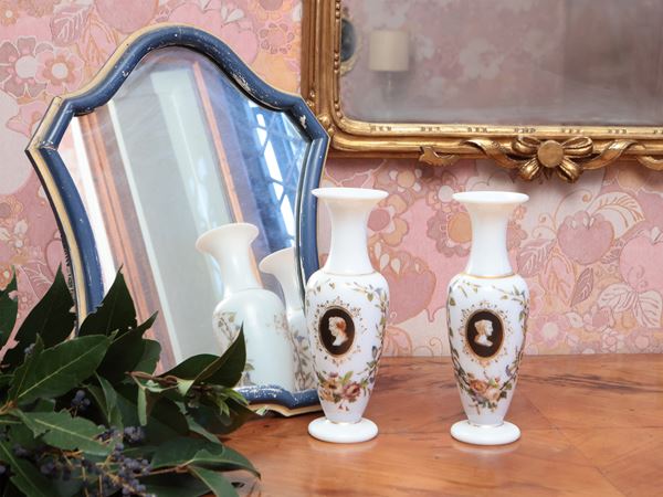 Specchio da toilette con cornice sagomata in legno laccato